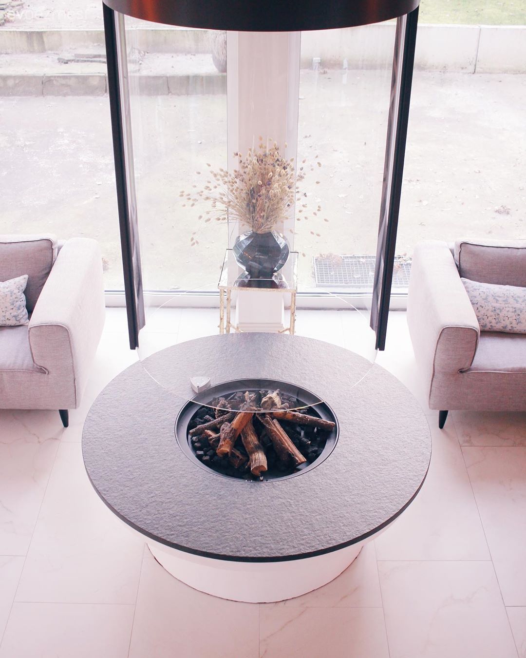 Dubleks evler, Salon, Modern, Krem, Gri, Yüksek tavanlı ev, Şömine, Beyaz, Berjer, Vazo, Ev Aksesuar, Yapay çiçekler, Siyah