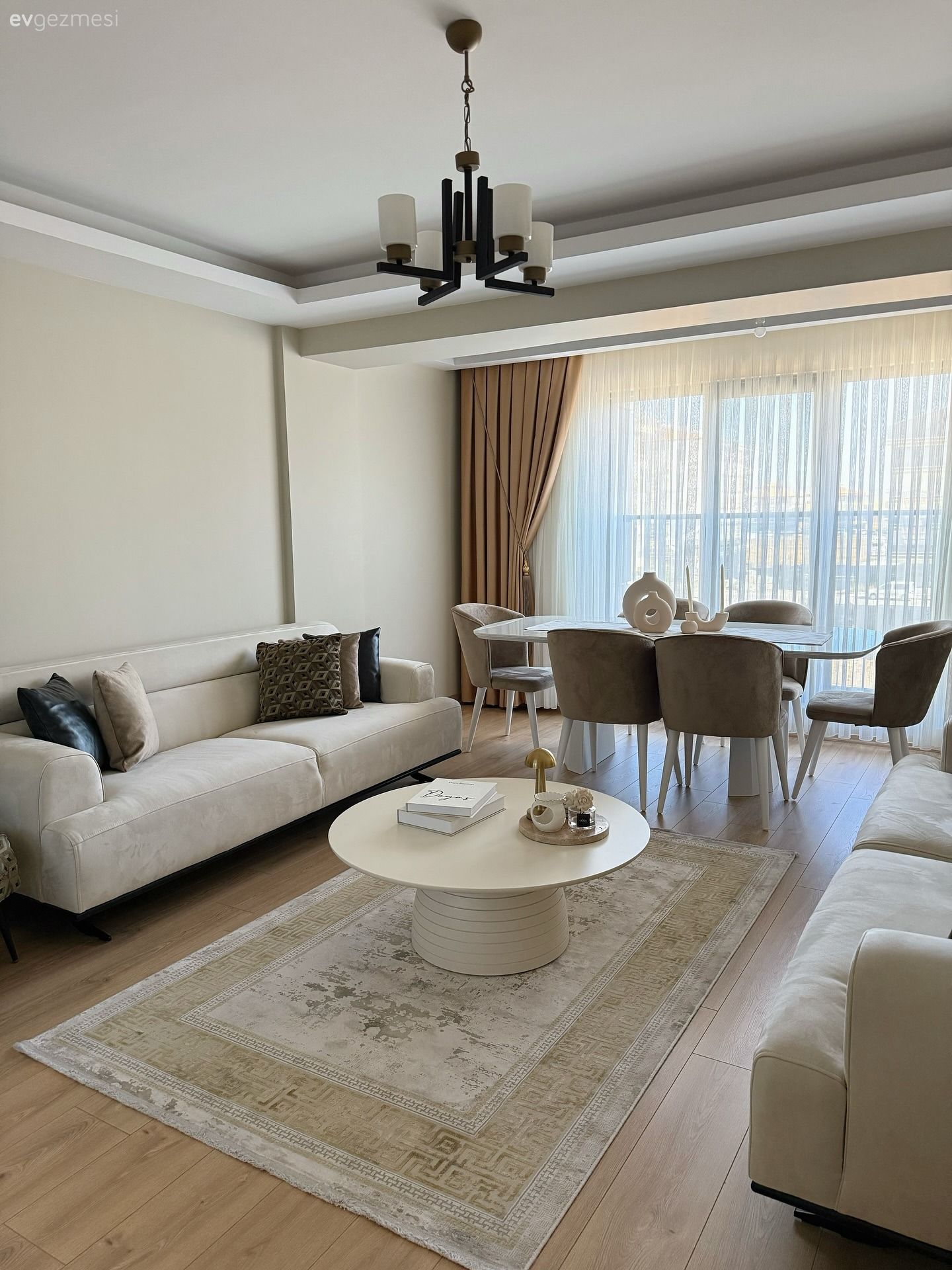 Bu Dikdörtgen Salonda Uyumlu Renk Paleti Esas Alınmış