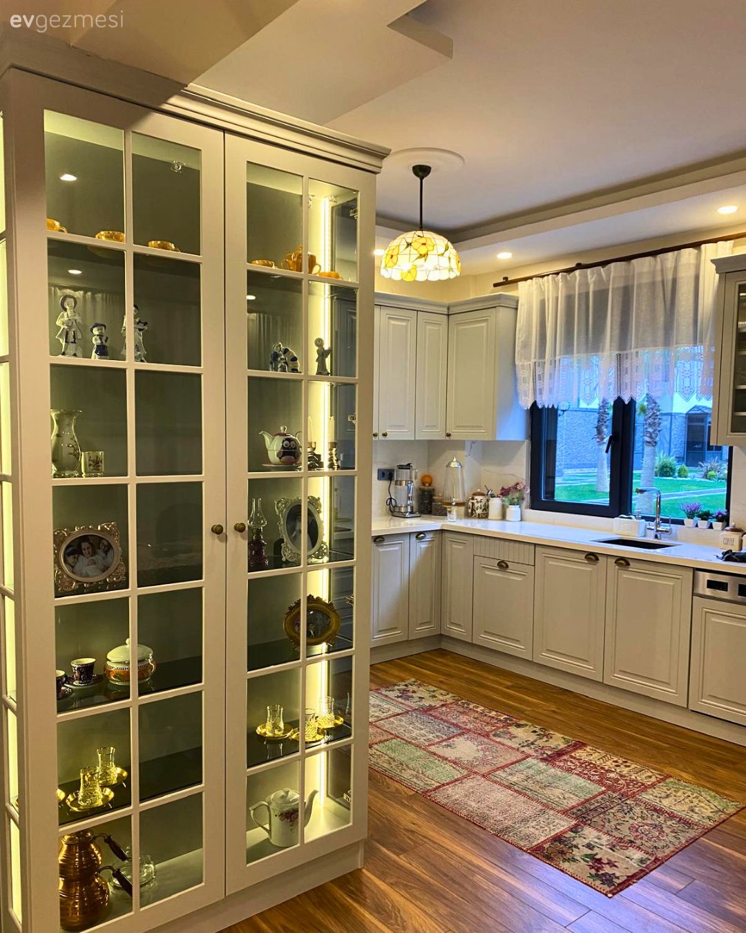 Açık konsept yaşam alanı, Amerikan Mutfak, Mutfak, Krem, Bej, Beyaz, Shaker kapaklı dolaplar, Mutfak tezgahı, Mutfak tezgah arası, Porselen tezgah, Mutfak Avize Modelleri, Mutfak tülü, Mutfak perdesi, Country, Mutfak aksesuarları, Davlumbaz, Mutfak halısı