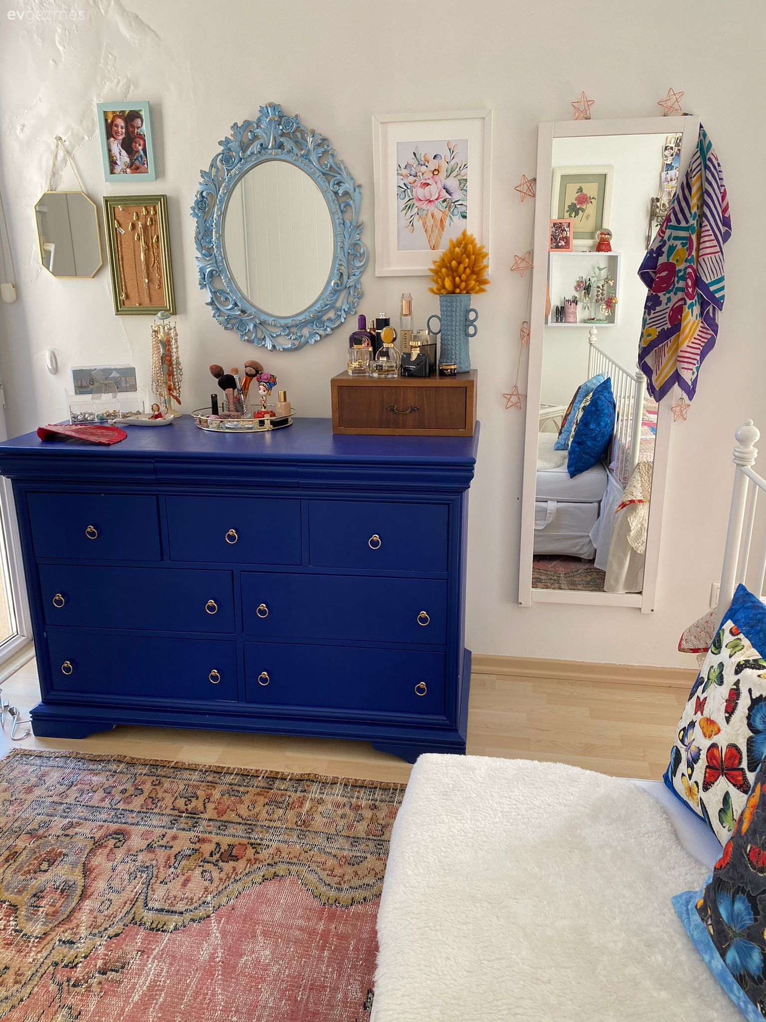 Şifonyer, Yatak Odası, Beyaz, Mavi, Ayna, Çerçeve, Halı, El dokuma halı, Desenler