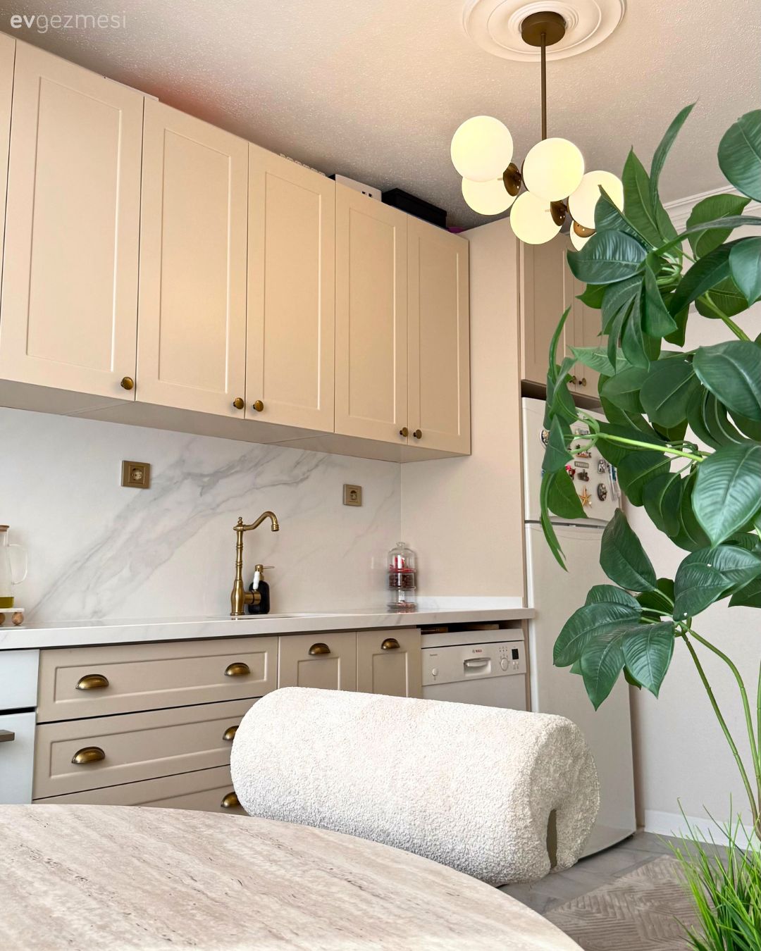 Mutfak, Modern, Country, Bej, Vizon, Krem, Beyaz, Shaker kapaklı dolaplar, Altın, Mutfak tezgahı, Mutfak tezgah arası, Tezgah arası seramik, Mutfak bataryası, Eviye , Ankastre, Avize, Aydınlatma, Mutfak Avize Modelleri, Porselen tezgah