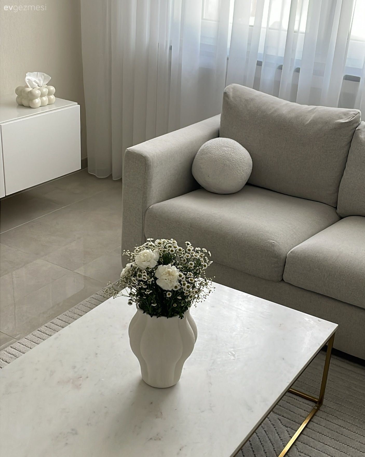 Bej, Beyaz, Koltuk takımı, Orta sehpa, Sehpa, Tv ünitesi, Tv ünitesi aksesuarları, Ev Aksesuar, Tül perde, Perde, Vazo