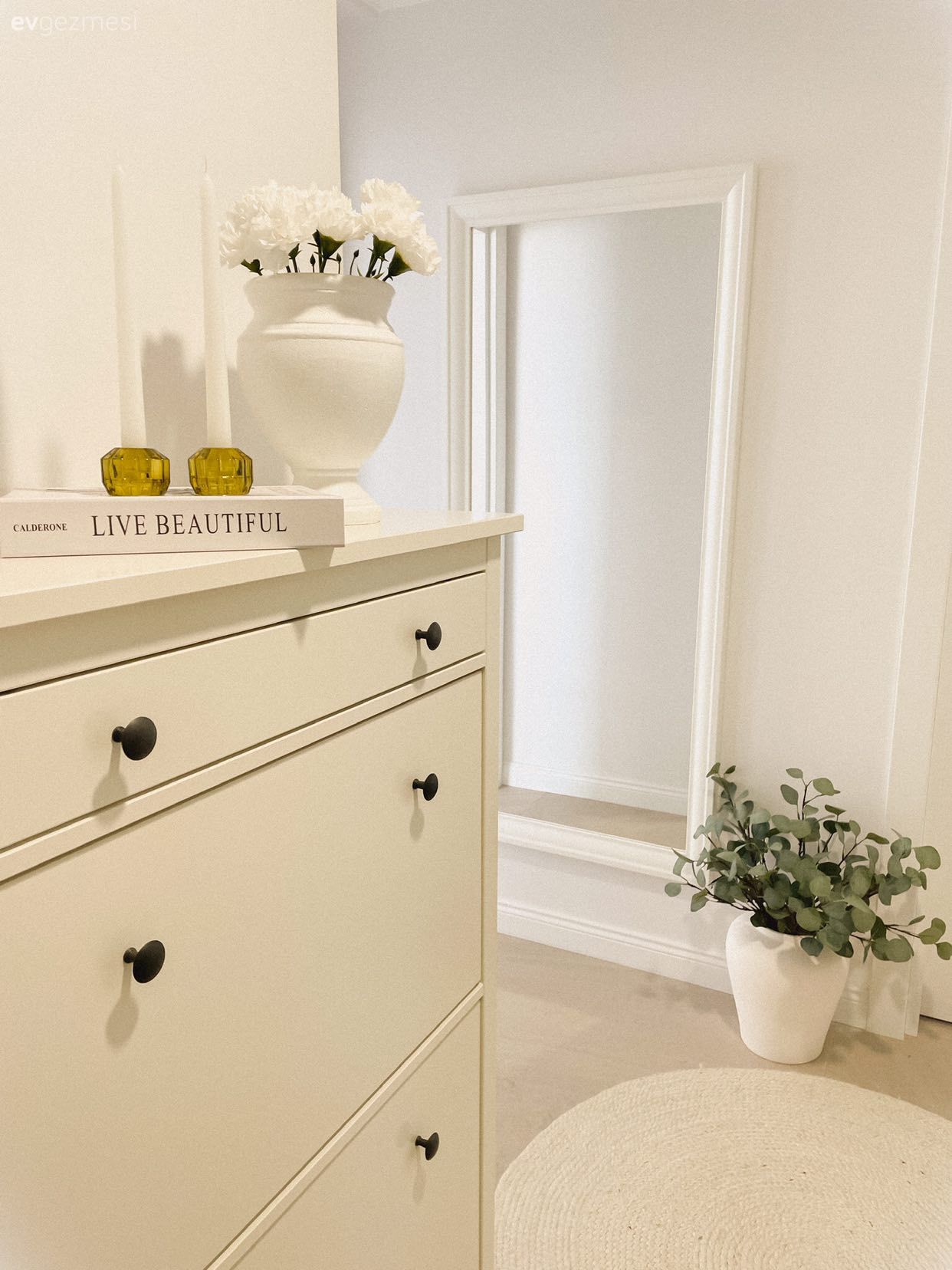 Antre, Beyaz, Dresuar, Dekoratif Objeler, Boy aynası, Ayna, Yuvarlak halı, Halı