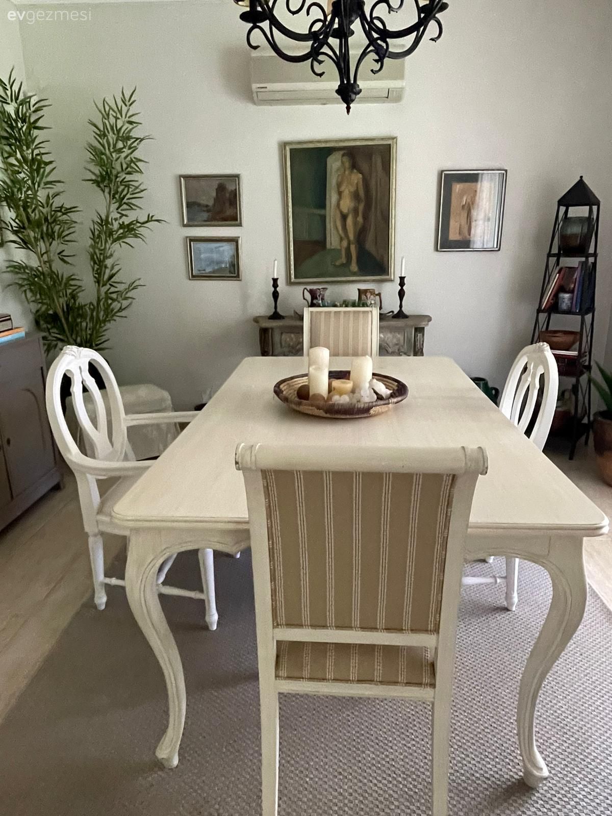 Yemek Odası, Beyaz, Krem, Bej, Country, Tablo, Duvar dekorasyonu, Çerçeve, Ev bitkisi, Konsol, Konsol üzeri dekoratif objeleri, Sandalye, Yemek masası, Avize, Aydınlatma, Yemek odası avizesi, Halı, Salon halısı, Vazo, Ev Aksesuar