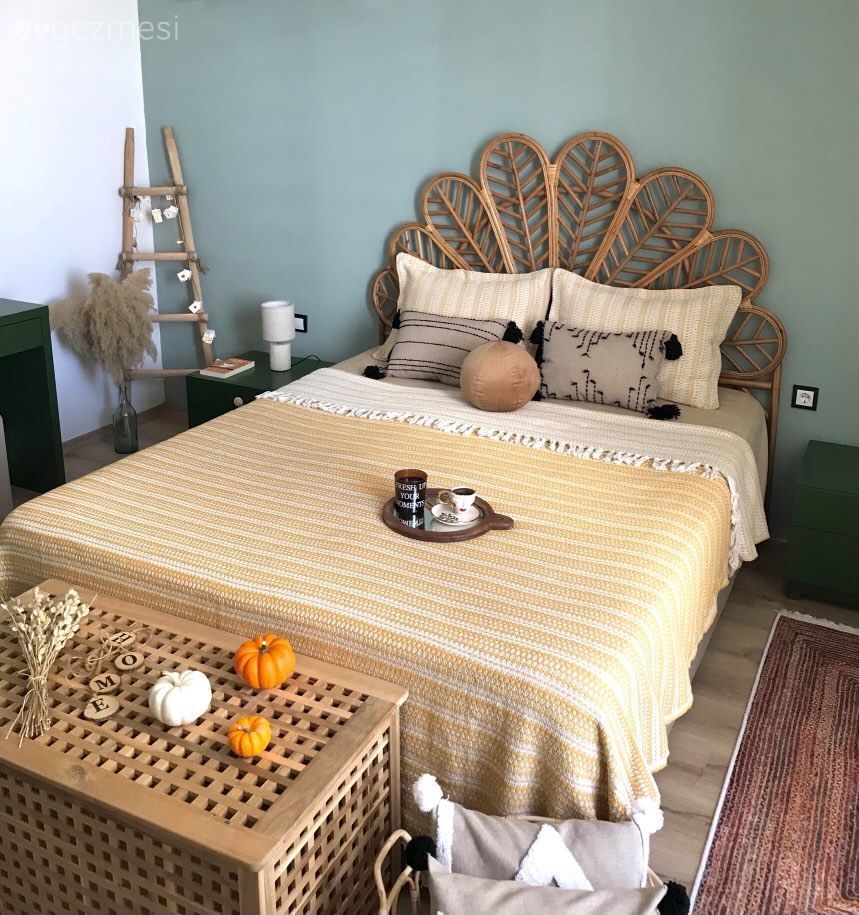 Yatak Odası, Bohem Dekorasyon, Yatak başlığı, Mavi duvar, Sarı, Ahşap Mobilya, Halı, Komodin, Yeşil