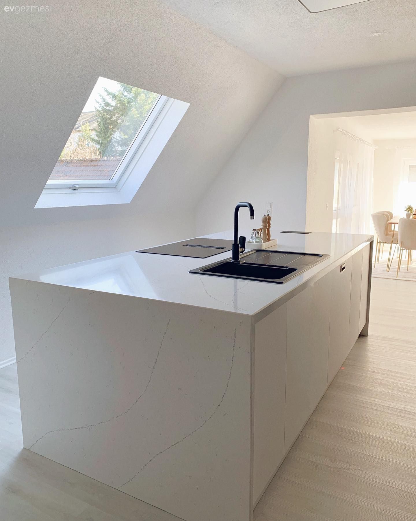 Beyazları Kuşanmış Bu Evde Altın Vurgularla Hareket Sağlanmış