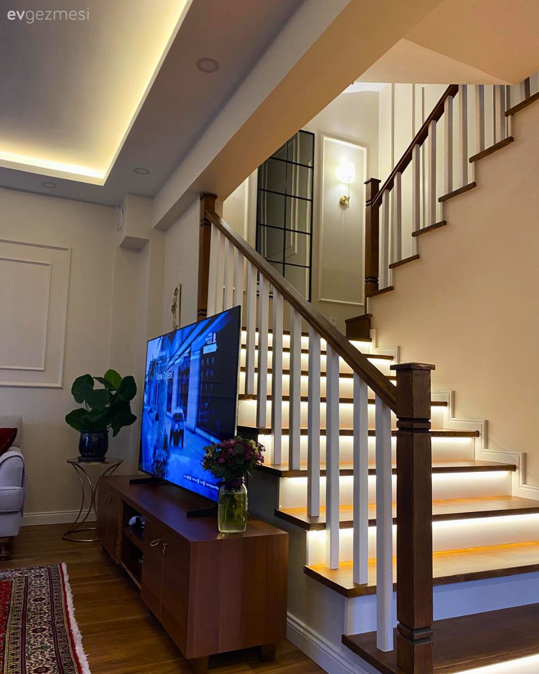 Açık konsept yaşam alanı, Merdiven, Aydınlatma, Led aydınlatma, Tv ünitesi, Duvar çıtalama