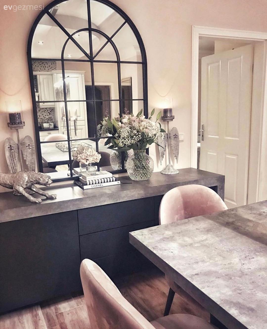 Siyah, Ayna, Pencere duvar dekoru, Duvar dekorasyonu, Konsol, Konsol üzeri dekoratif objeleri, Şamdan, Ev Aksesuar, Vazo, Çiçekler