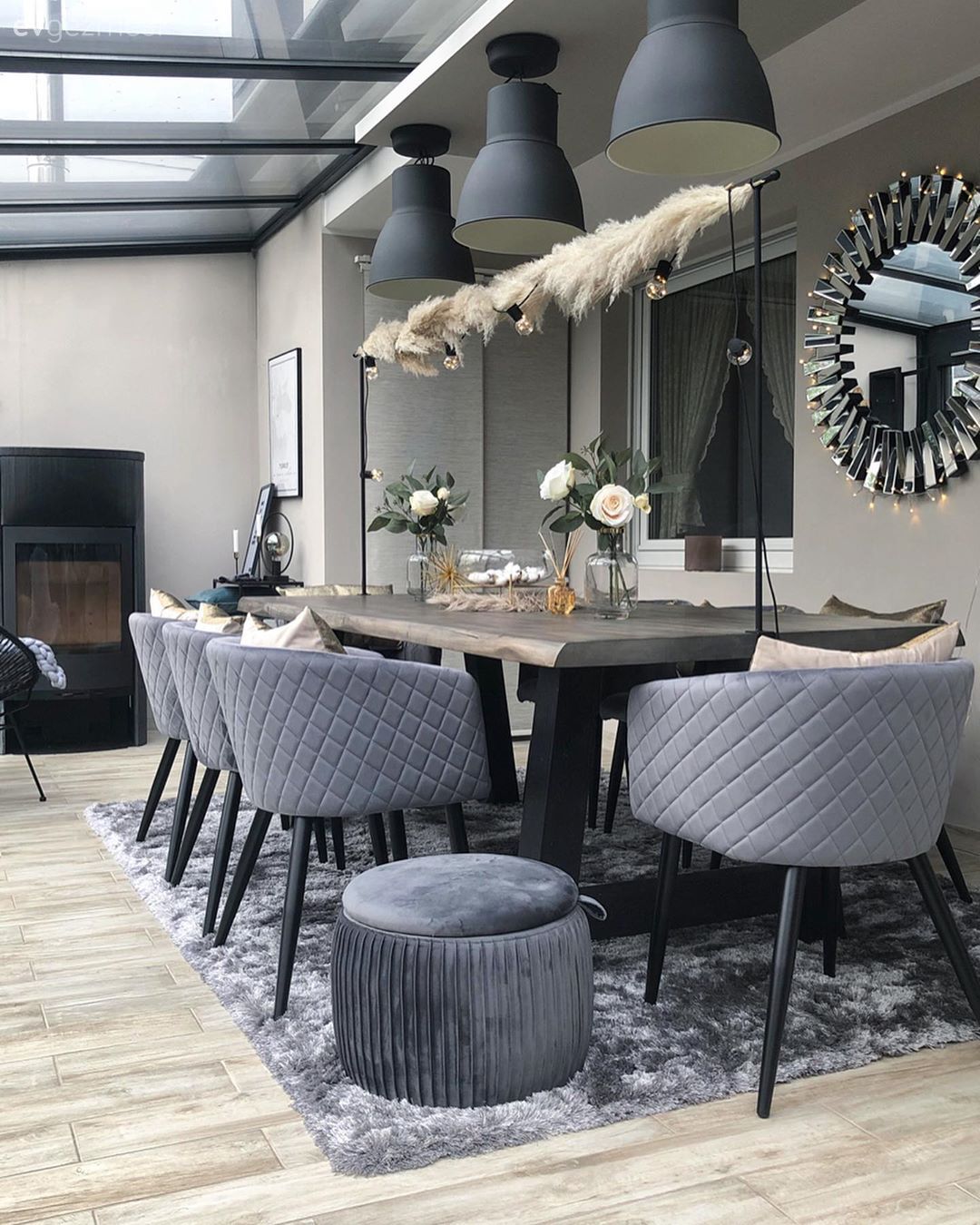 Kış bahçesi, Beyaz, Siyah, Gri, Ev Aksesuar, Yemek masası, Sandalye, Halı, Şömine, Avize, Aydınlatma, Sarkıt, Dekoratif Objeler, Yuvarlak ayna, Dekoratif ayna, Vazo, Çiçekler