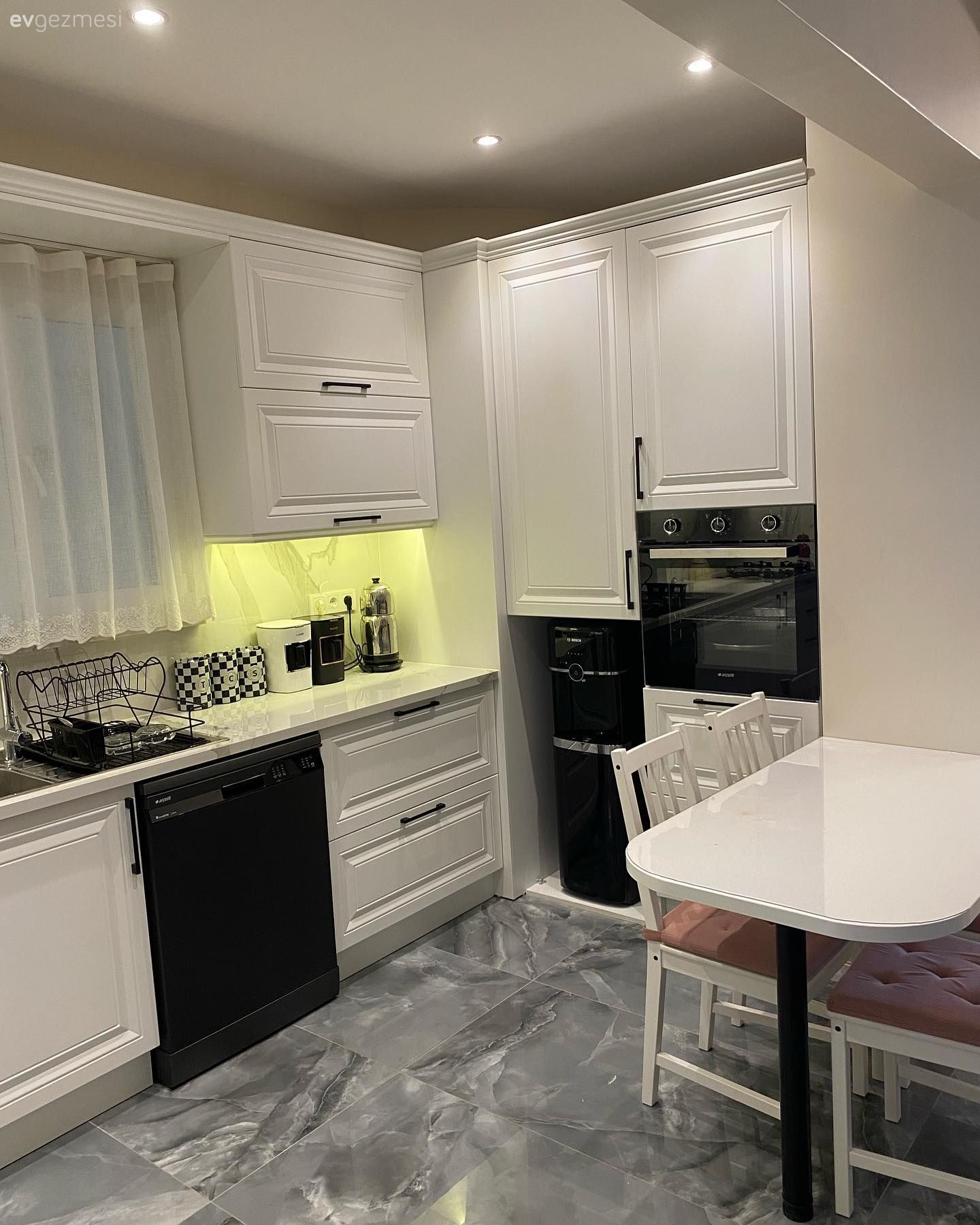 Mutfak, Beyaz, Siyah, Country mutfak, Mutfak tezgahı, Mutfak tezgah arası, Ankastre, Shaker kapaklı dolaplar, Spot aydınlatma, Aydınlatma, Mutfak zemin seramikleri, Mutfak perdesi, Sandalye