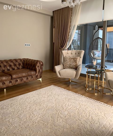 Salon, Klasik, Krem, Altın, Kahverengi, Modern chesterfield, Berjer, Zigon sehpa, Sehpa, Metal ayaklı sehpa, Fon perde, Perde, Halı, Salon halısı
