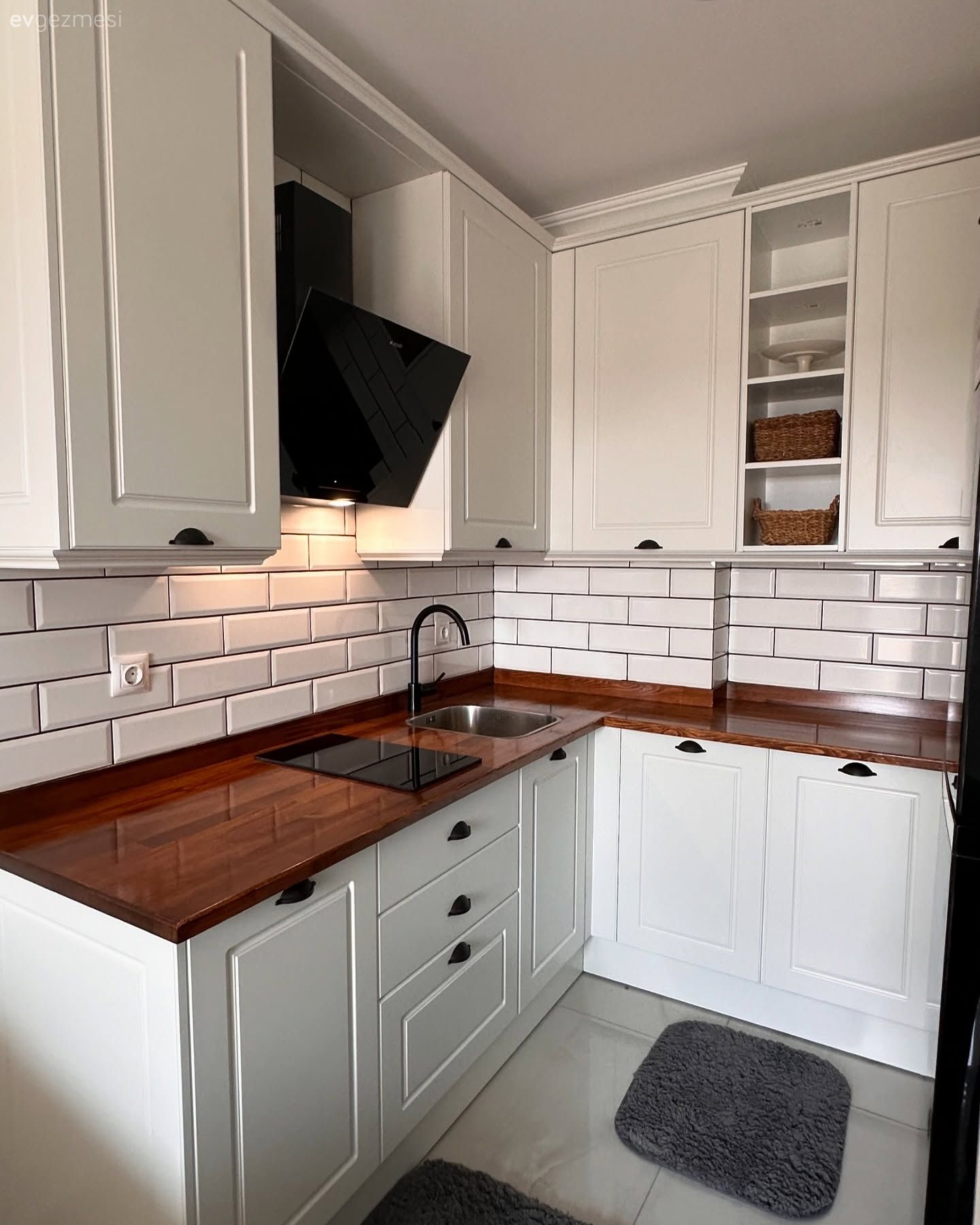 Bu Küçük Mutfağın Görünüşü ve İşlevselliği Tam Not Alır