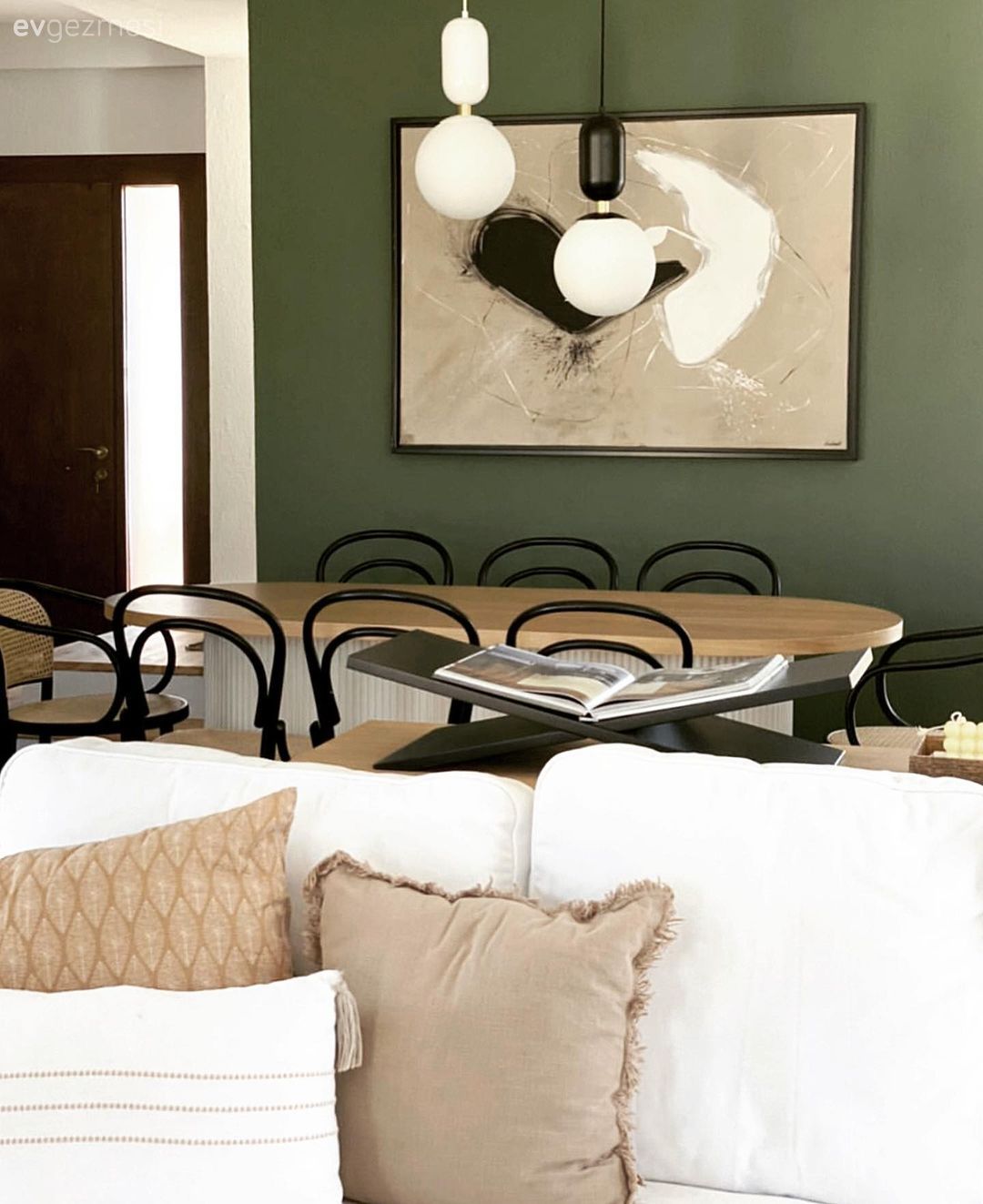 Yeşil duvar, Tablo, Duvar dekorasyonu, Sandalye, Yemek masası, Siyah, Avize, Aydınlatma, Koltuk takımı, Kırlent, Ev tekstili