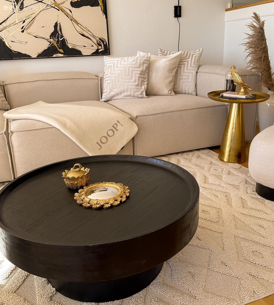 Salon, Modern, Bej, Beyaz, Krem, Koltuk takımı, Berjer, Avize, Aydınlatma, Parke, Halı, Orta sehpa, Sehpa, Ayna, Dekoratif Objeler, Tablo, Duvar dekorasyonu, Şömine, Antrasit  , Siyah, Kırlent, Ev tekstili, Perde, Fon perde, Tül perde, Yan sehpa, Altın