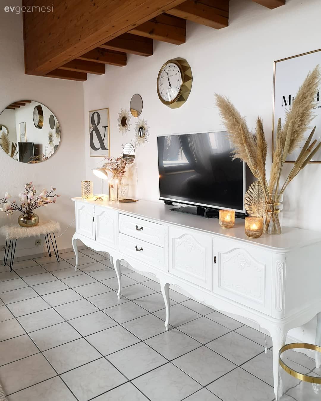 Bu Evde Ahşap Tavanlardan Yansıyan Sıcaklık Bütün Alanı Kuşatmış