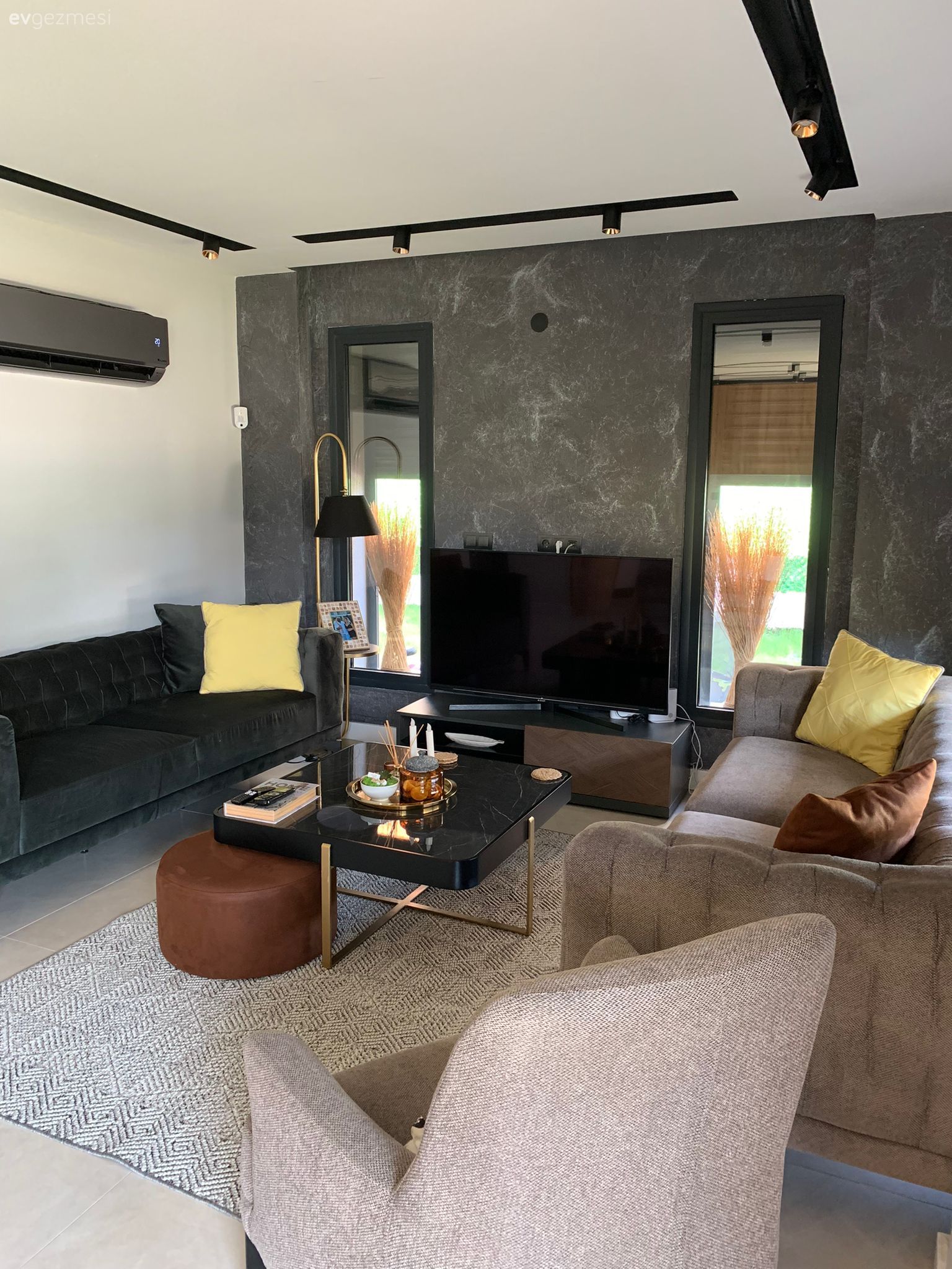 Kuşadası'ndaki Bu Evde Doğal Materyaller Koyu Pigmentlerle Buluşmuş!