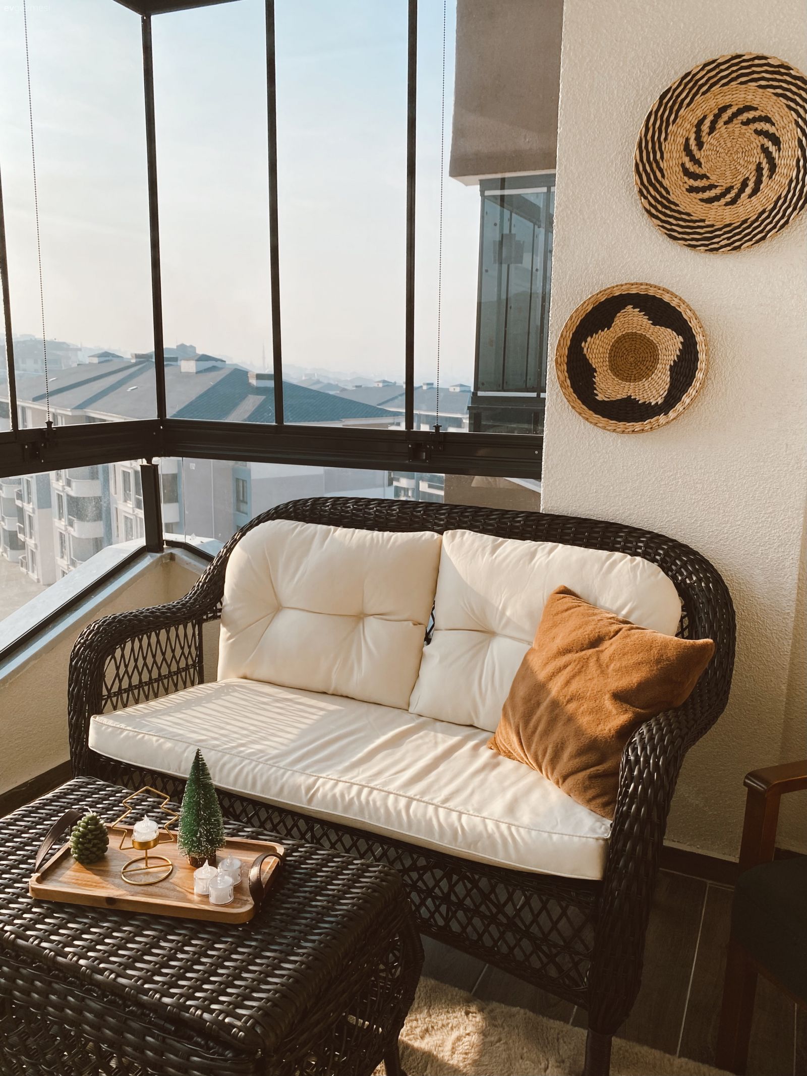 Bu İskandinav Evde Kahverengi ve Beyaz Uyumu Hakim