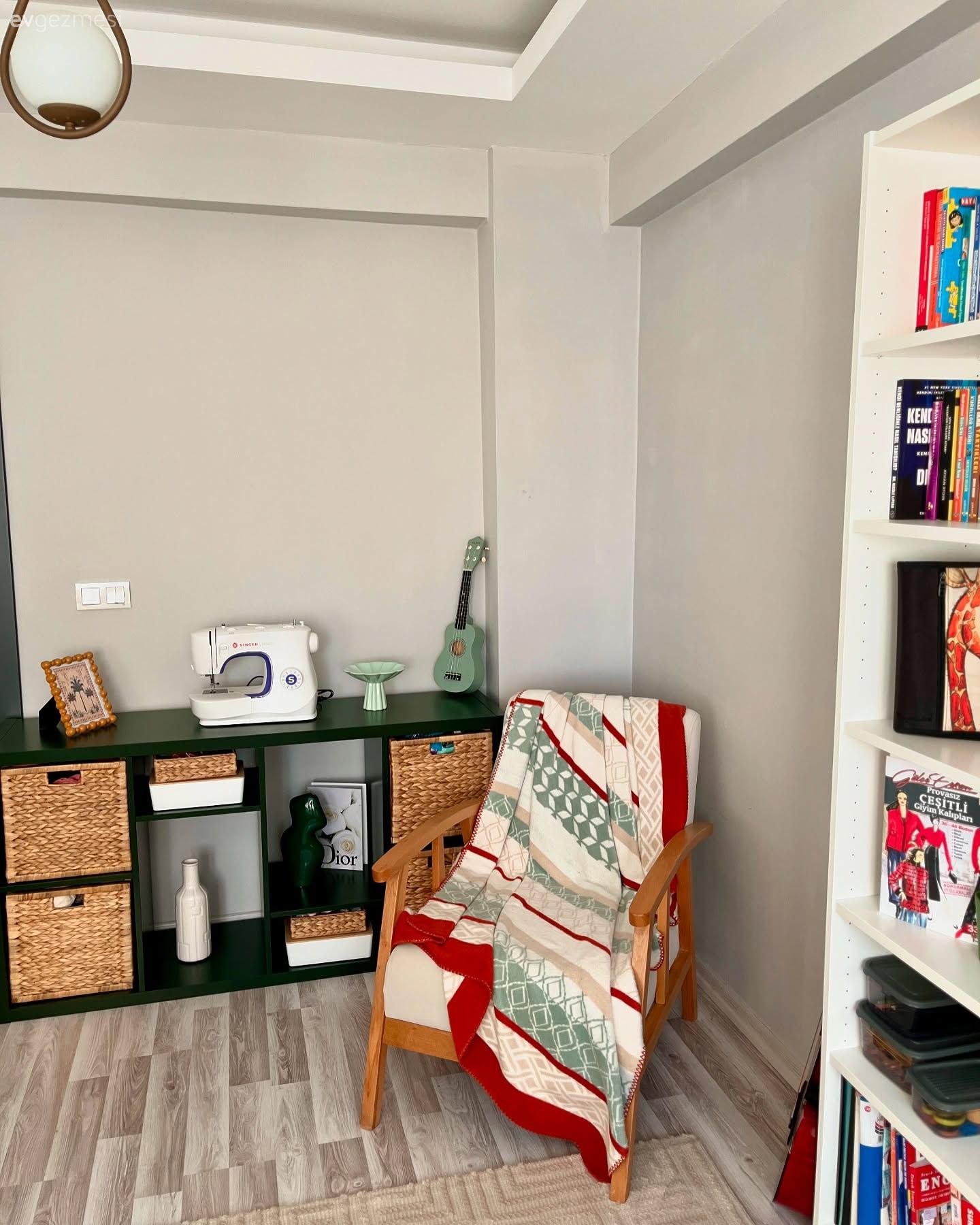 Bu İzmir Evinde Mobilyalar Renkli Parçalar İçin Uygun Zemin