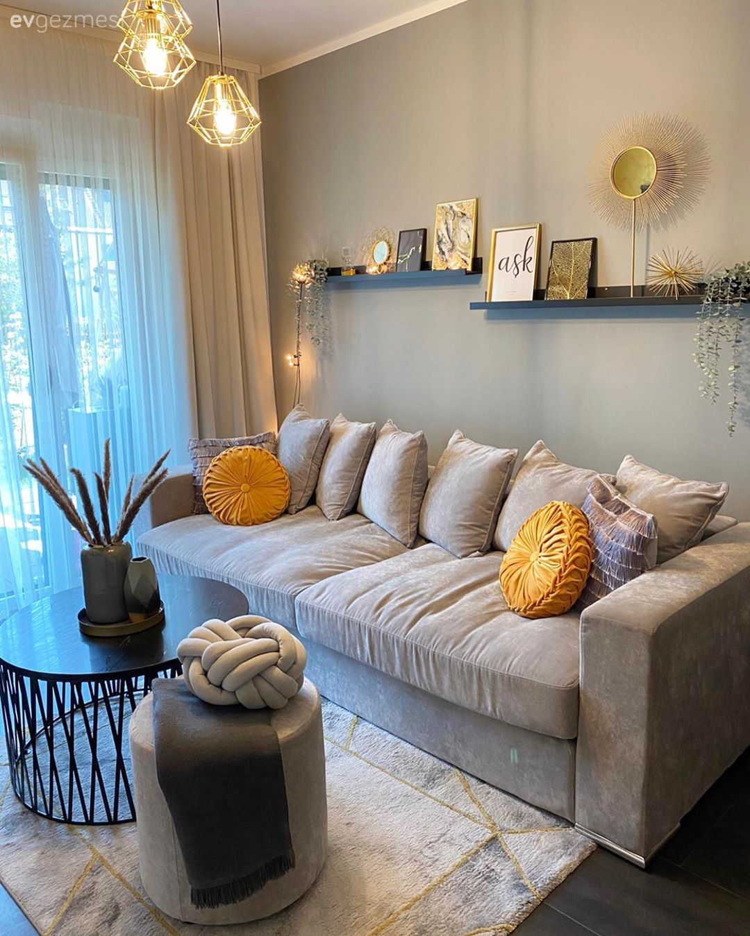 Salon, Gri duvar, Bej, Siyah, Beyaz, Sarı, Duvar rafı, Duvar dekorasyonu, Koltuk takımı, Kırlent, Ev tekstili, Yuvarlak sehpa, Sehpa, Metal ayaklı sehpa, Puf, Halı, Salon halısı, Avize, Aydınlatma, Salon avizesi, Tül perde, Perde