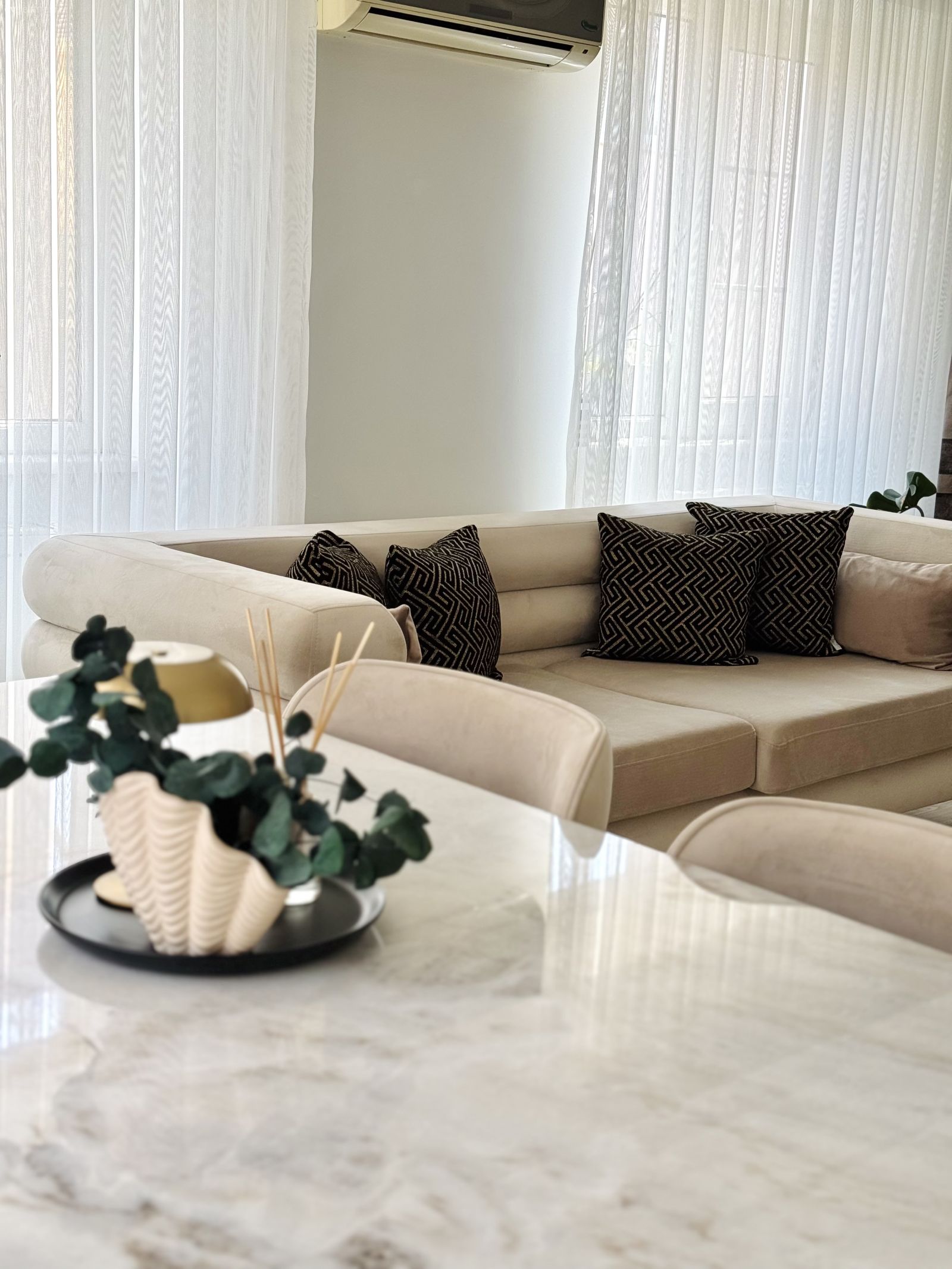 Krem, Bej, Beyaz, Sandalye, Yemek masası, Kırlent, Ev tekstili, Koltuk takımı, Tül perde, Perde