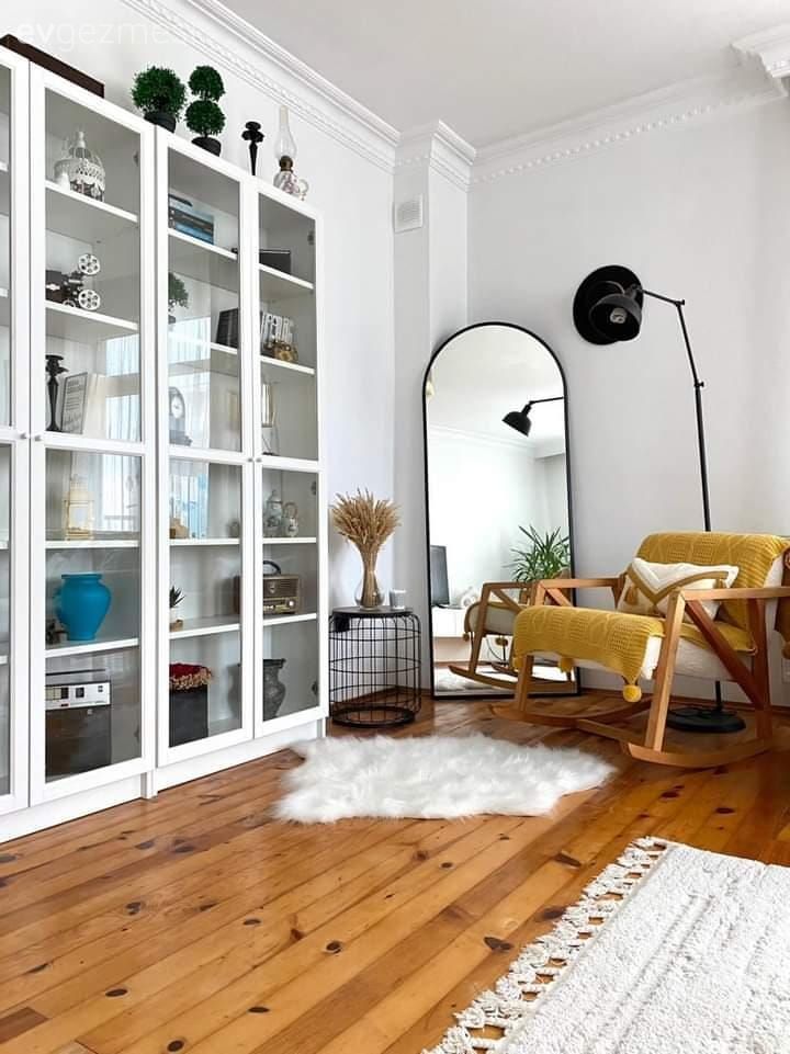 Salon, Kitaplık, Boy aynası, Ayna, Hardal, Berjer, Lambader, Aydınlatma, Parke, Kırlent, Ev tekstili