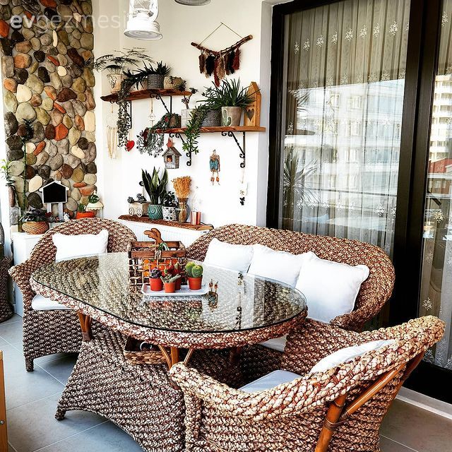 Balkon, Beyaz, Hasır, Balkon oturma grubu, Orta sehpa, Sehpa, Balkon masası, Balkon duvar dekorasyonu, Ev bitkisi, Balkon avizesi, Taş duvar, Duvar dekorasyonu