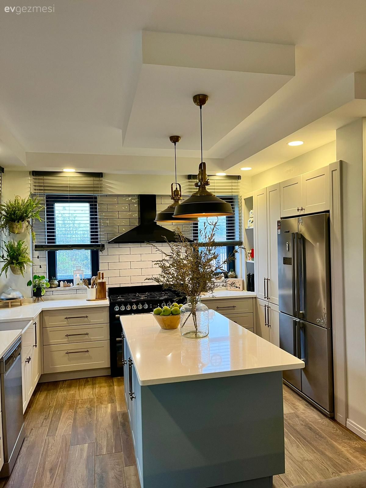 Mutfak, Country, Beyaz, Mavi, Siyah, Mutfak tezgahı, Ada mutfak, Mutfak tezgah arası, Tezgah arası seramik, Sarkıt, Aydınlatma, Davlumbaz, Ankastre, Ev bitkisi, Ekstra mutfak dolabı, Laminant parke, Parke, Spot aydınlatma, Jaluzi, Saksı, Shaker kapaklı dolaplar