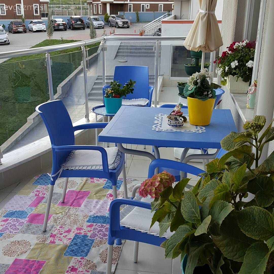 Balkon, Mavi, Pembe, Balkon masası, Sandalye, Balkon duvar dekorasyonu, Balkon çiçekleri