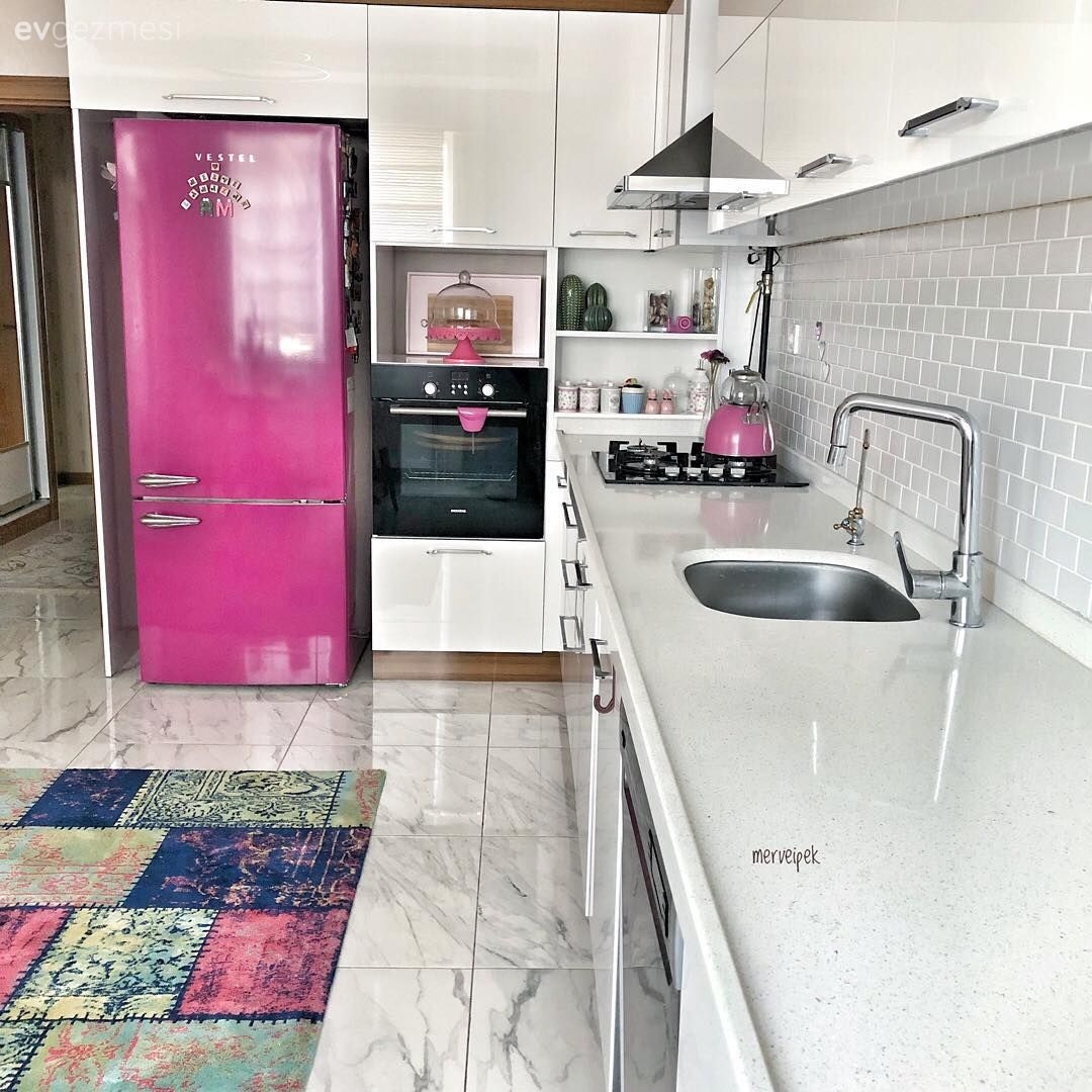 Mutfak, Büyük mutfak, Beyaz mutfak, Fuşya, Mutfak tezgahı, Mutfak tezgah arası, Mutfak masası, Sandalye, Zebra Perde, Perde, Avize, Aydınlatma, Mutfak Avize Modelleri, Halı, Mutfak halısı, Renkli buzdolabı, Renkli ev aleti, Patchwork halı