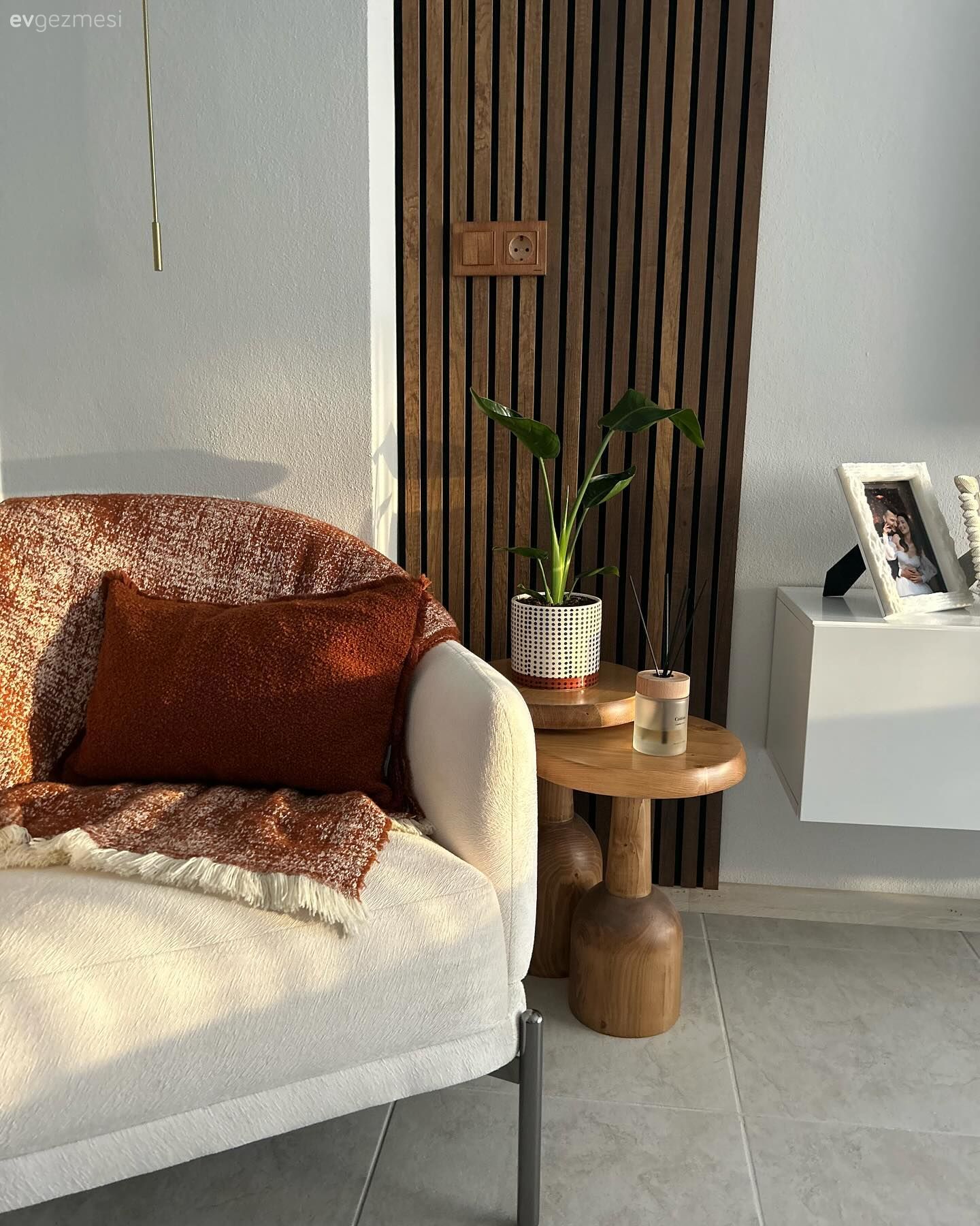 Duvar çıtalama, Berjer, Kırlent, Ev tekstili, Kahverengi, Yan sehpa, Sehpa, Tv ünitesi, Tv ünitesi aksesuarları, Ev Aksesuar