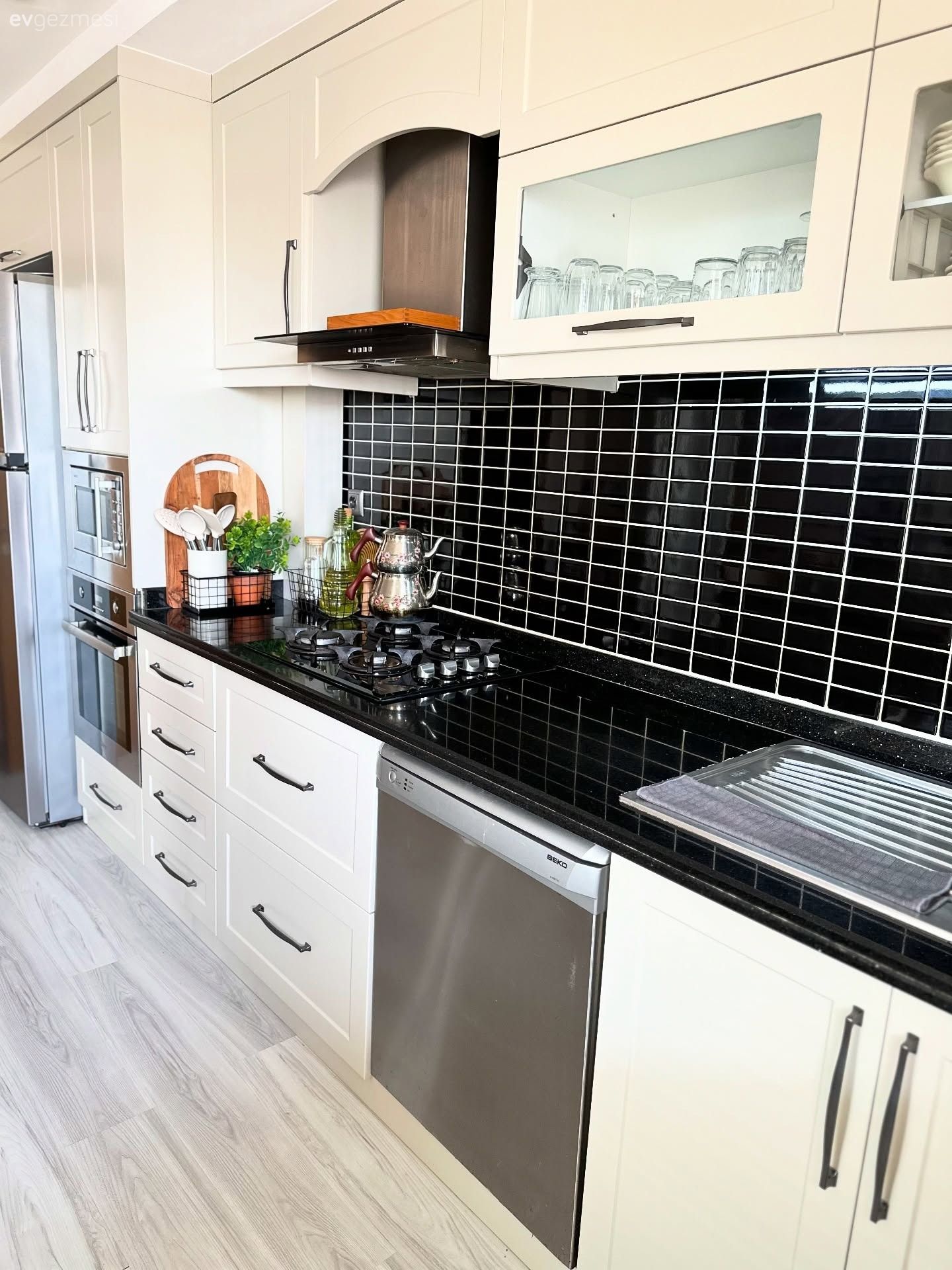 Kırmızı Dolaplarla Vedalaşan Bu Mutfak Ferahlığa Adım Atmış