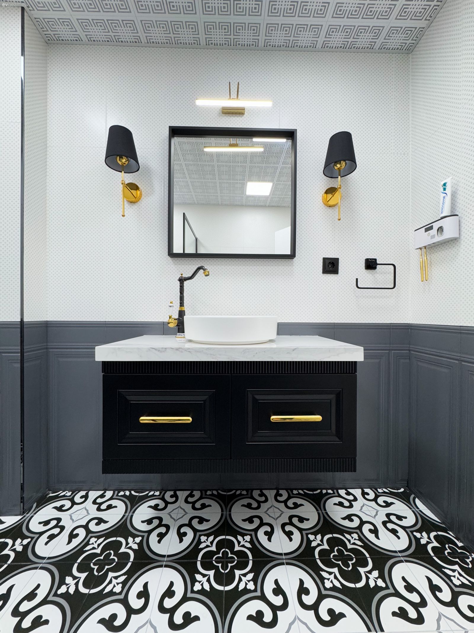 Bu Evdeki Misafir Banyosu Pek Bir Gösterişli