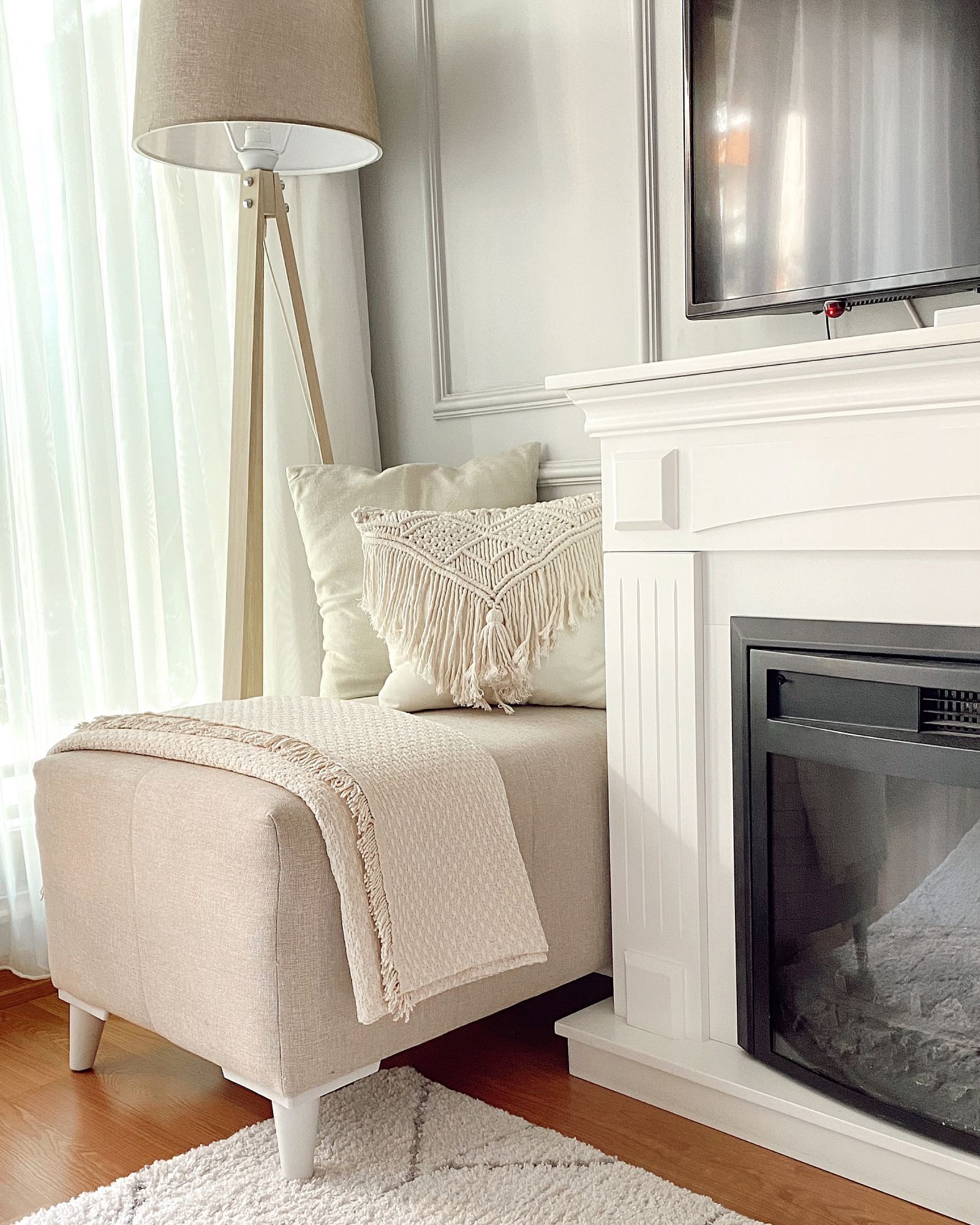 Beyaz, Lambader, Aydınlatma, Kırlent, Ev tekstili, Tv ünitesi, Halı, Parke, Tül perde, Perde