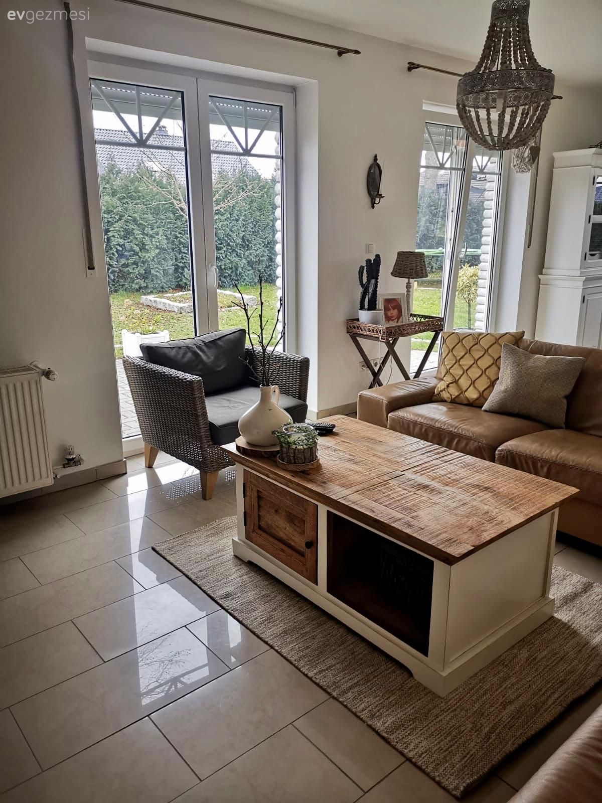 Salon, Beyaz, Kahverengi, Vizon, Ahşap Mobilya, Koltuk takımı, Orta sehpa, Sehpa, Avize, Aydınlatma, Salon avizesi, Yan sehpa, Berjer, Halı, Salon halısı, Kırlent, Ev tekstili, Dolap