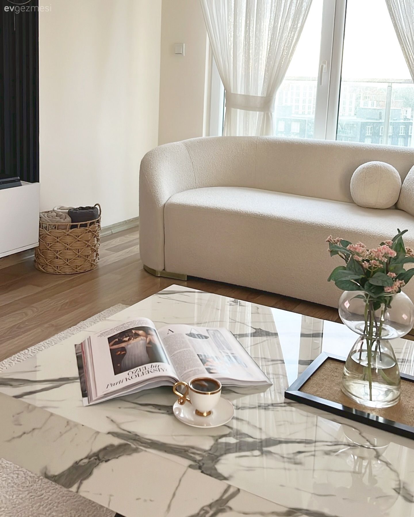 Bu Minimalist Dekorda Teddy Koltukların Görevi Alana Samimiyet Katmak!