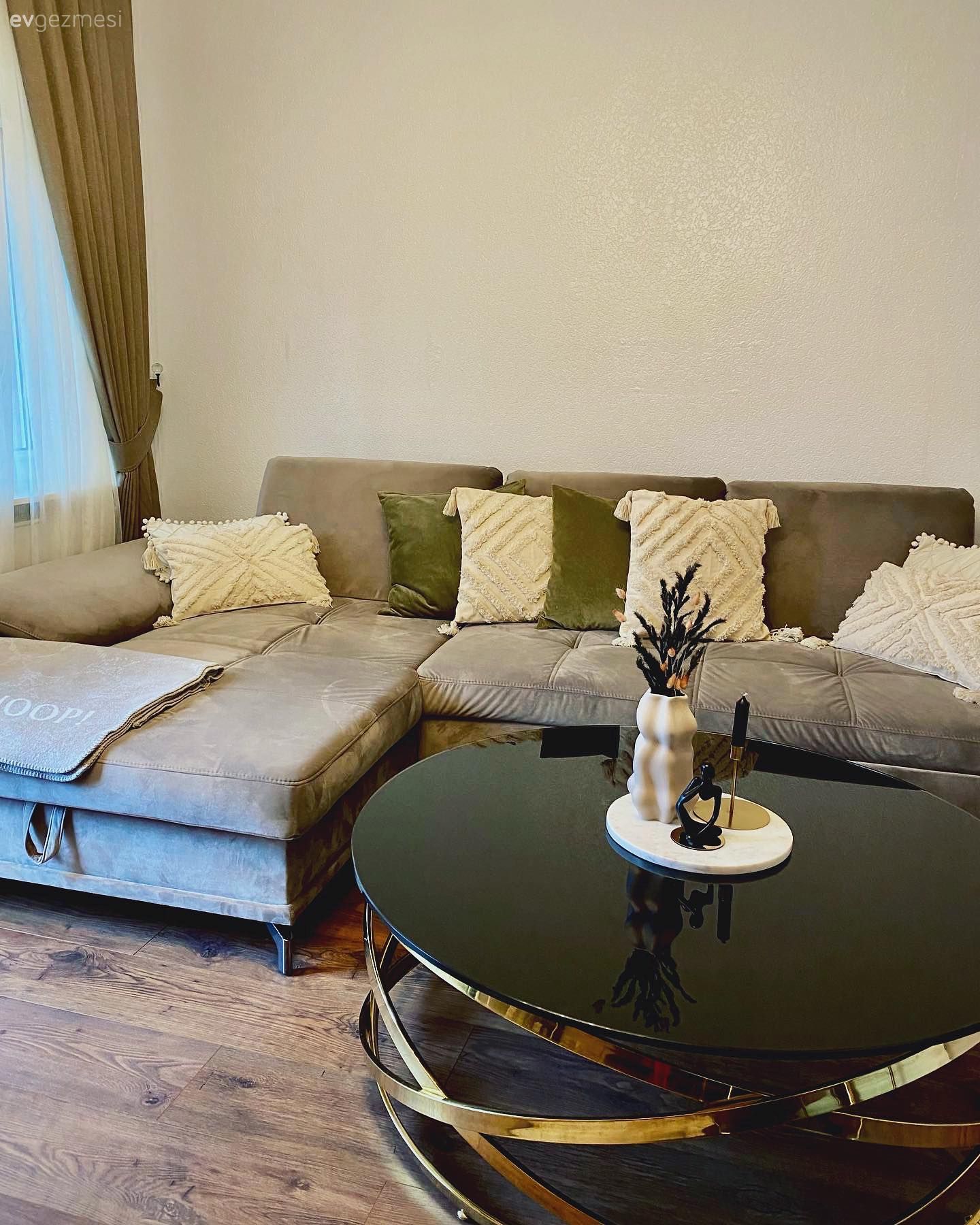 Salon, Modern, Gri, Yeşil, Köşe koltuk, Koltuk takımı, Kırlent, Ev tekstili, Fon perde, Perde, Tül perde, Siyah, Yuvarlak sehpa, Sehpa, Avize, Aydınlatma, Salon avizesi, Halı, Salon halısı, Altın