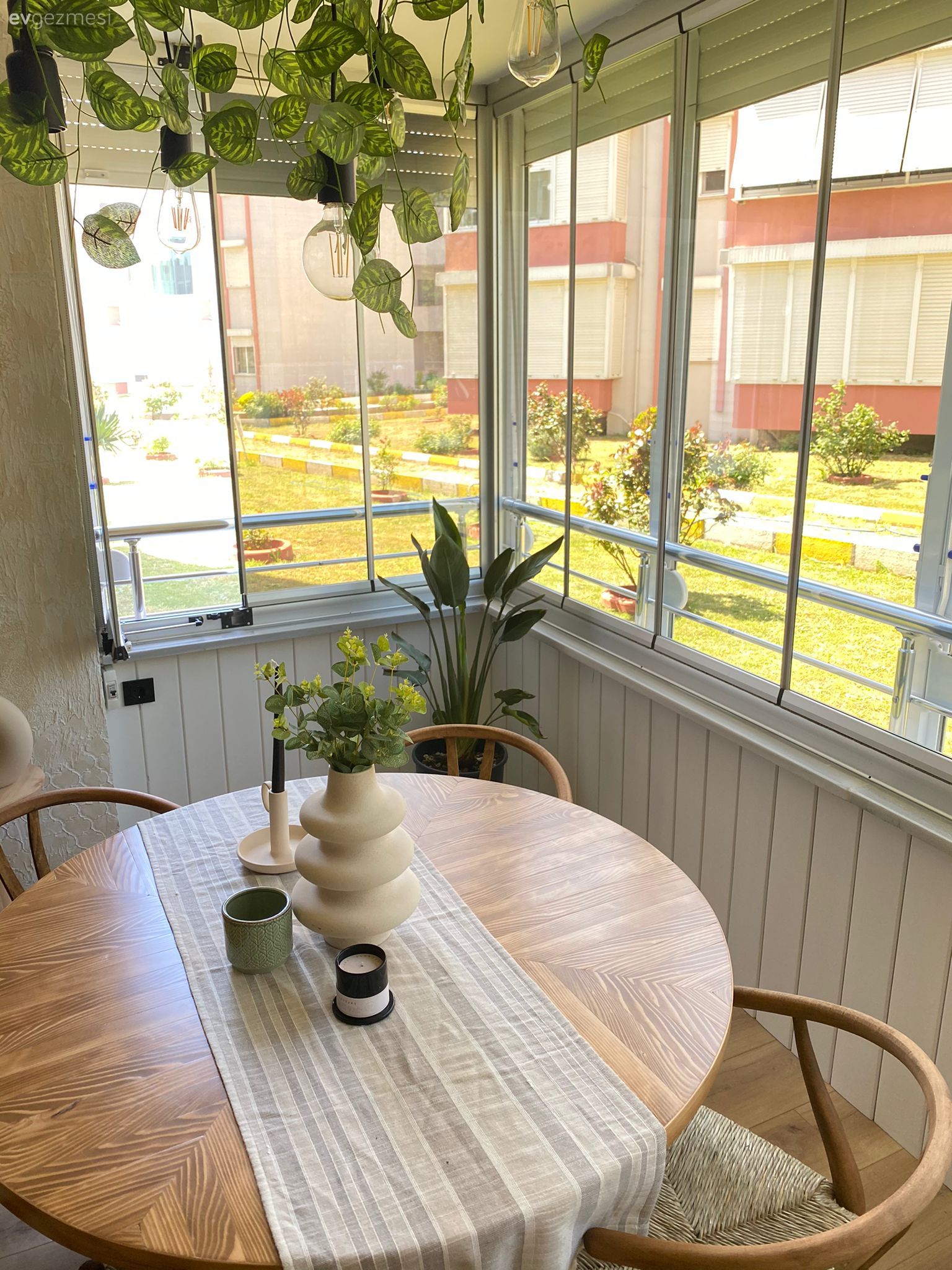 Kış bahçesi, Ahşap Mobilya, Ev bitkisi, Beyaz, Sandalye, Yemek masası, Rattan sandalye, Masa örtüsü, Ev tekstili