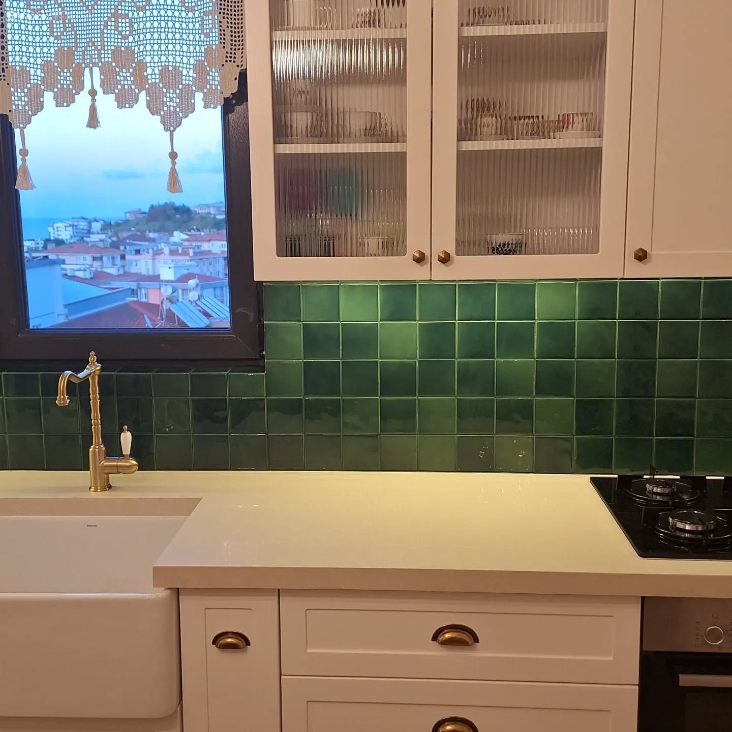 Yeşil Seramikler Bu Mutfağın  Enerjisinde Çok Etkili