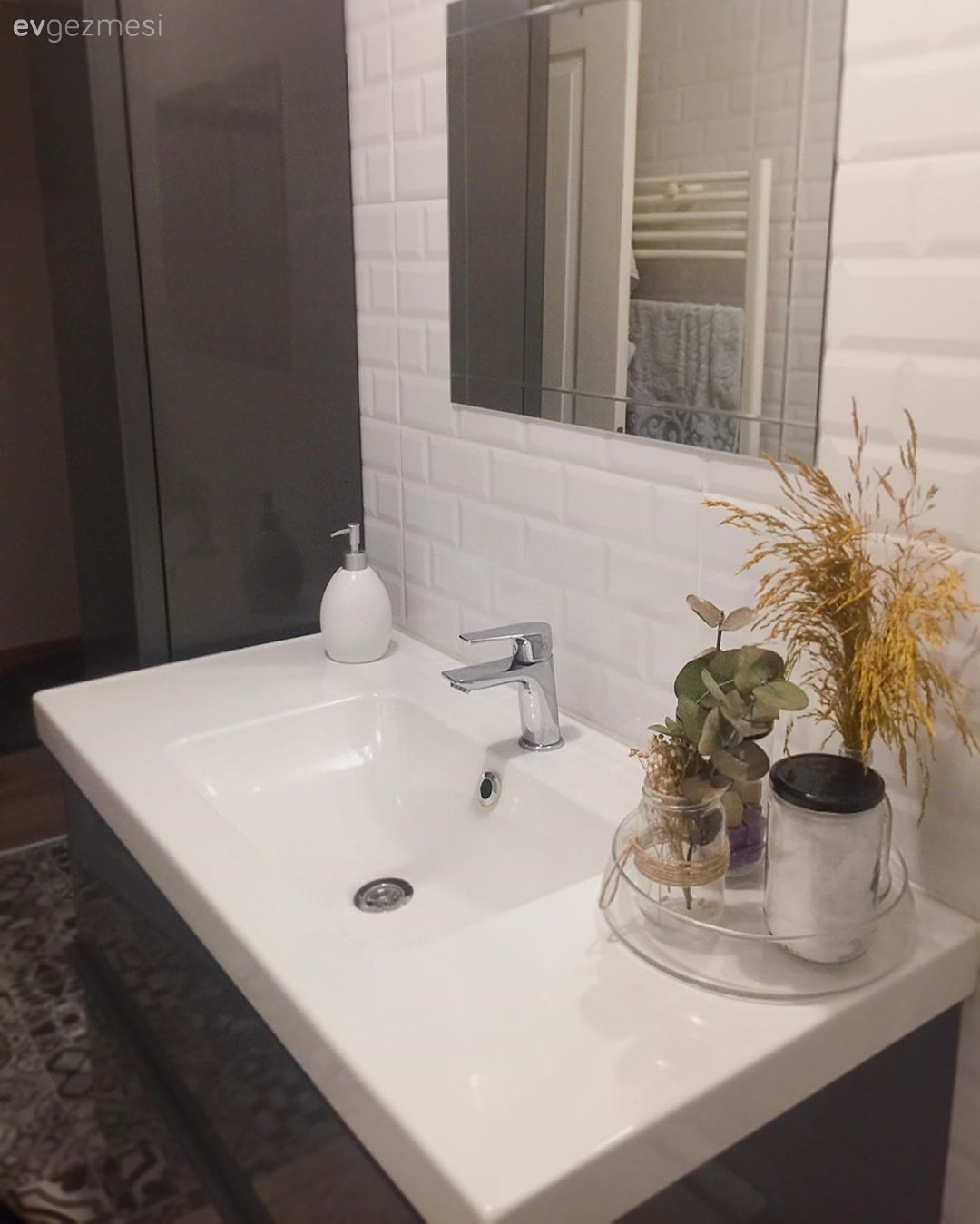 Banyo, Modern banyo, Beyaz, Siyah, Banyo dolabı, Banyo aynası, Banyo seramikleri, Banyo aksesuarları