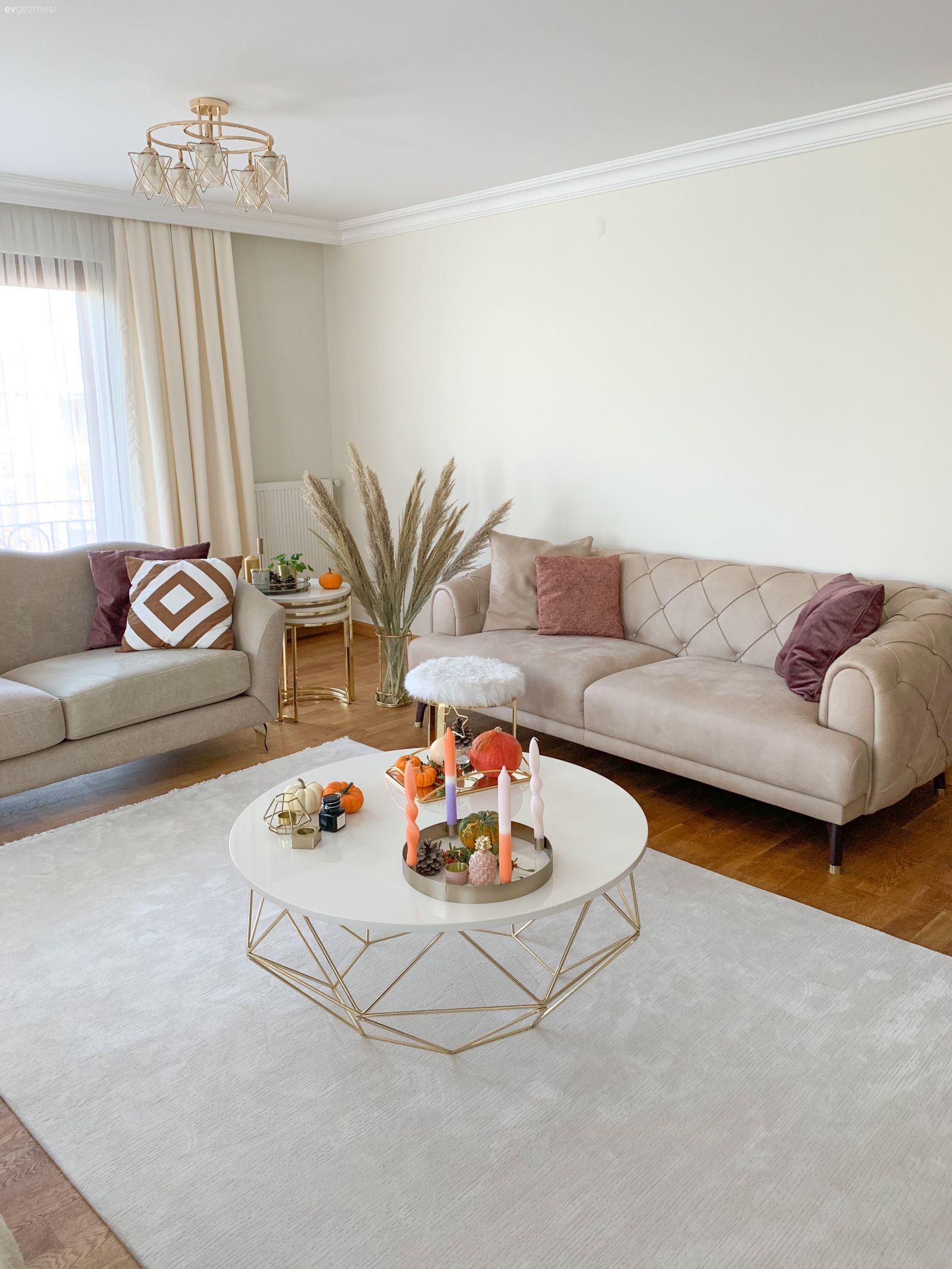 Salon, Modern rustik, Krem, Gri, Beyaz, Koltuk takımı, Kırlent, Ev tekstili, Desenler, Fon perde, Perde, Tül perde, Halı, Salon halısı, Orta sehpa, Sehpa, Metal ayaklı sehpa, Avize, Aydınlatma, Salon avizesi, İskandinav