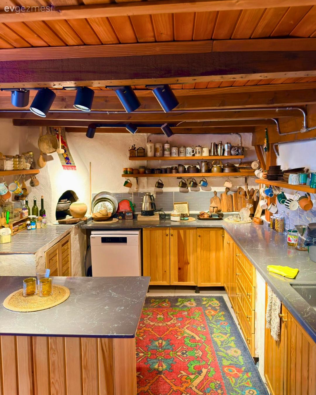 Köy evi, Ahşap ev, Taş ev, Aydınlatma, Tavan dekorasyon, Spot aydınlatma, Ahşap mutfak, Mutfak, Rustik, Mutfak halısı, Mutfak aksesuarları