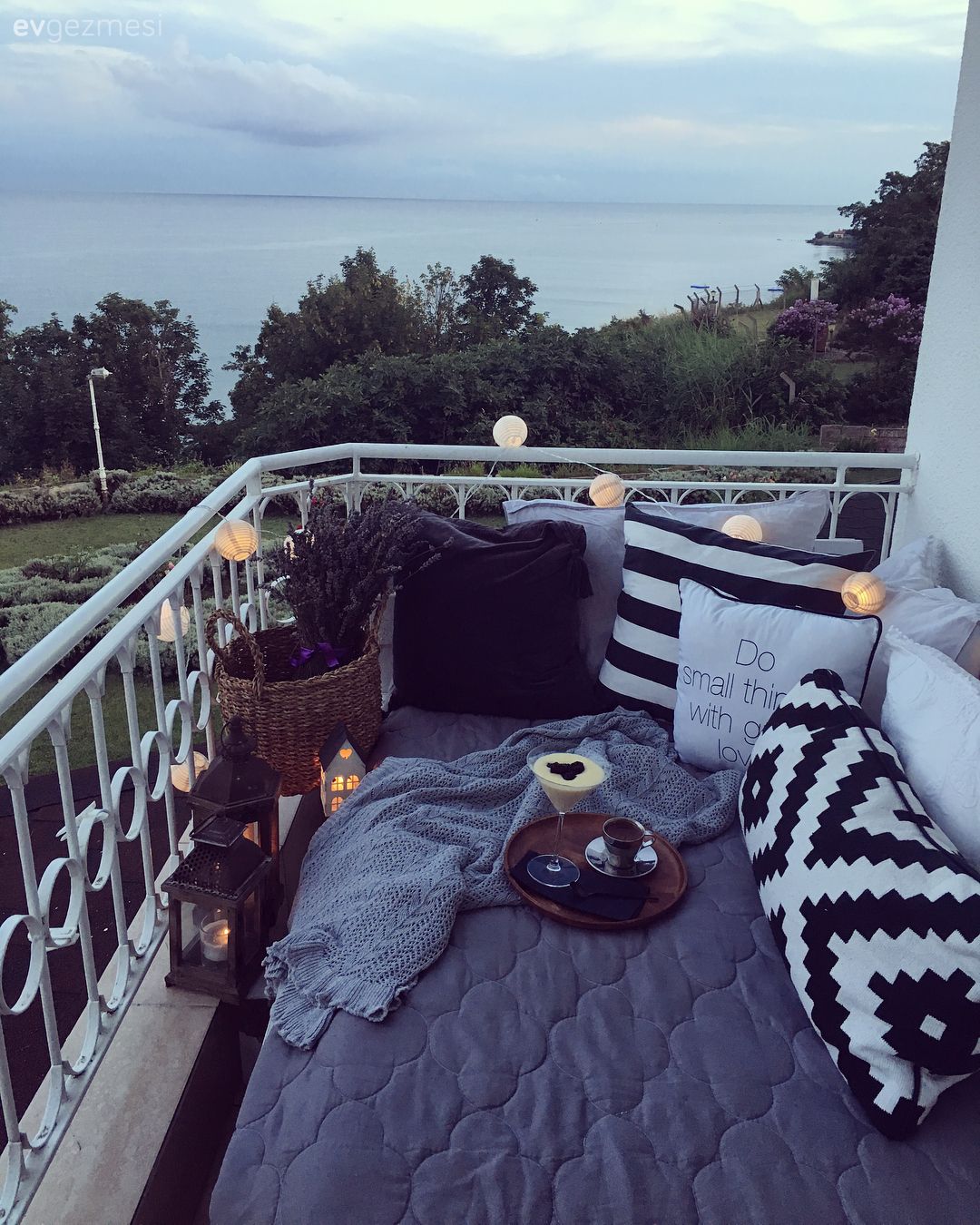 Bu Keyifli Evin İçindeki Mobilyalar Boyanmadan Duramıyor