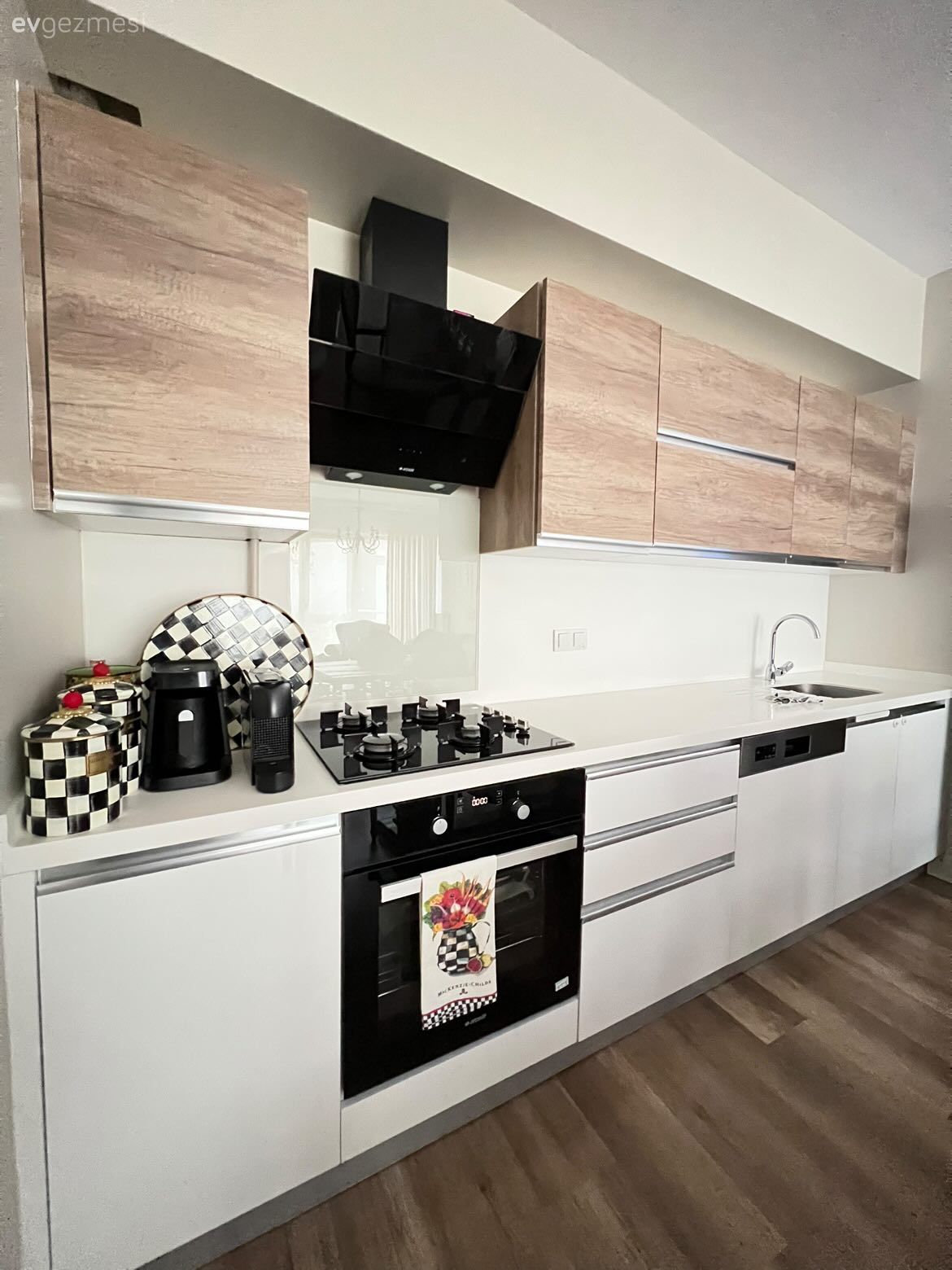 Bu İstanbul Evinde Ahşap Sıcaklığı ve Zarif Tasarımlar El Ele!