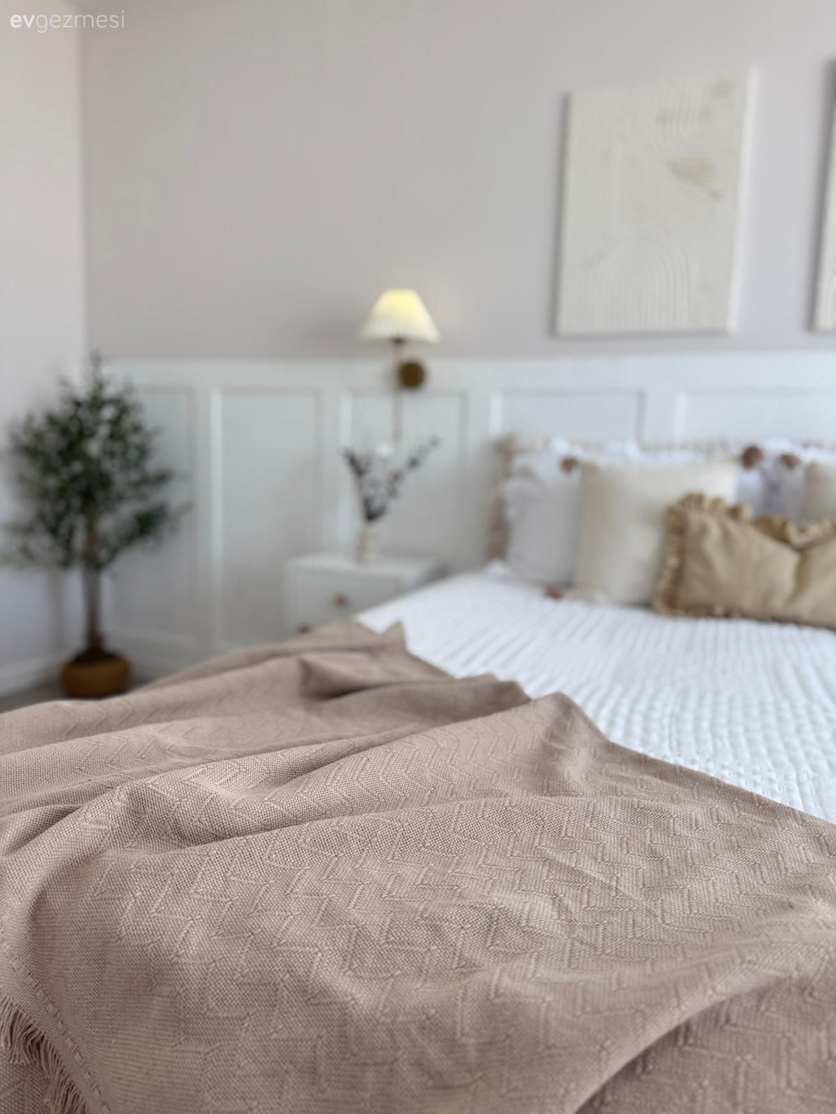 Yatak Odası, Beyaz, Kahverengi, Duvar çıtalama, Yatak örtüsü, Halı, Tablo, Duvar dekorasyonu, Fon perde, Perde, Tül perde, Komodin, Aplik, Aydınlatma