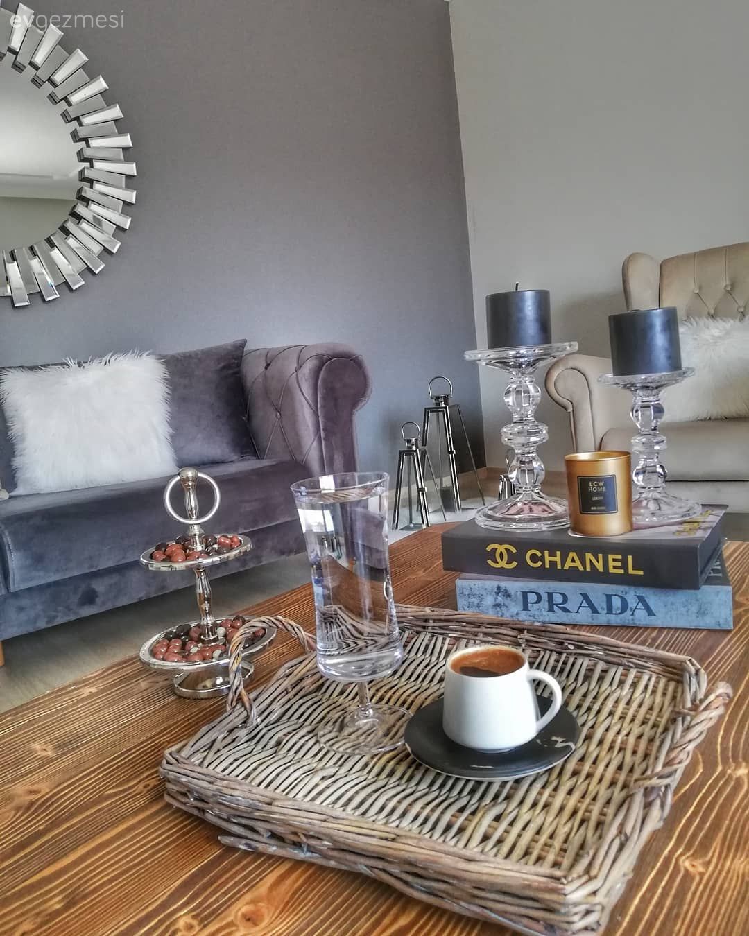 Salon, Gri, Krem, Gri duvar, Koltuk takımı, Berjer, Ayna, Abajur, Aydınlatma, Zigon sehpa, Sehpa, Orta sehpa, Halı, Salon halısı, Duvar saati, Duvar dekorasyonu, Sehpa üstü aksesuarı, Ev Aksesuar