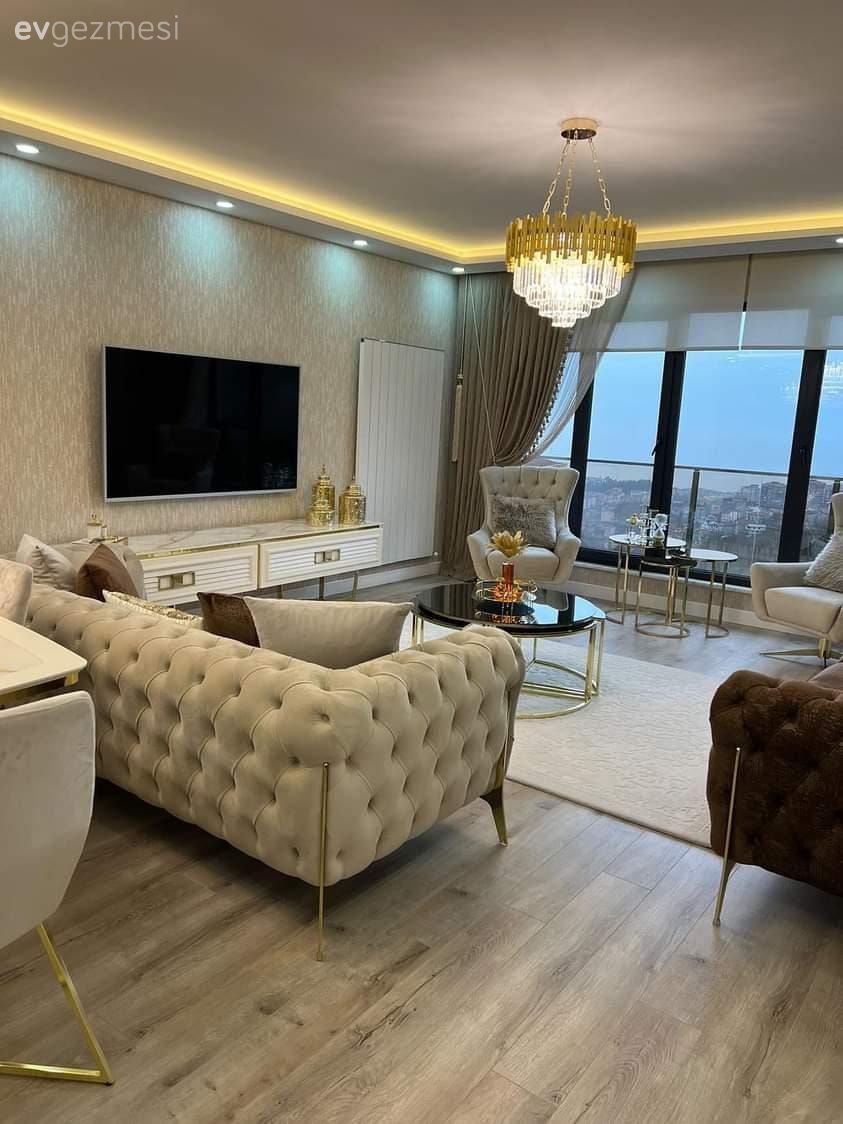 Salon, Modern, Art deko, Kahverengi, Beyaz, Krem, Modern chesterfield, Halı, Salon halısı, Fon perde, Perde, Tül perde, Berjer, Tv ünitesi, Tv ünitesi aksesuarları, Ev Aksesuar, Orta sehpa, Sehpa, Parke, Avize, Aydınlatma, Salon avizesi, Dekoratif Objeler, Altın