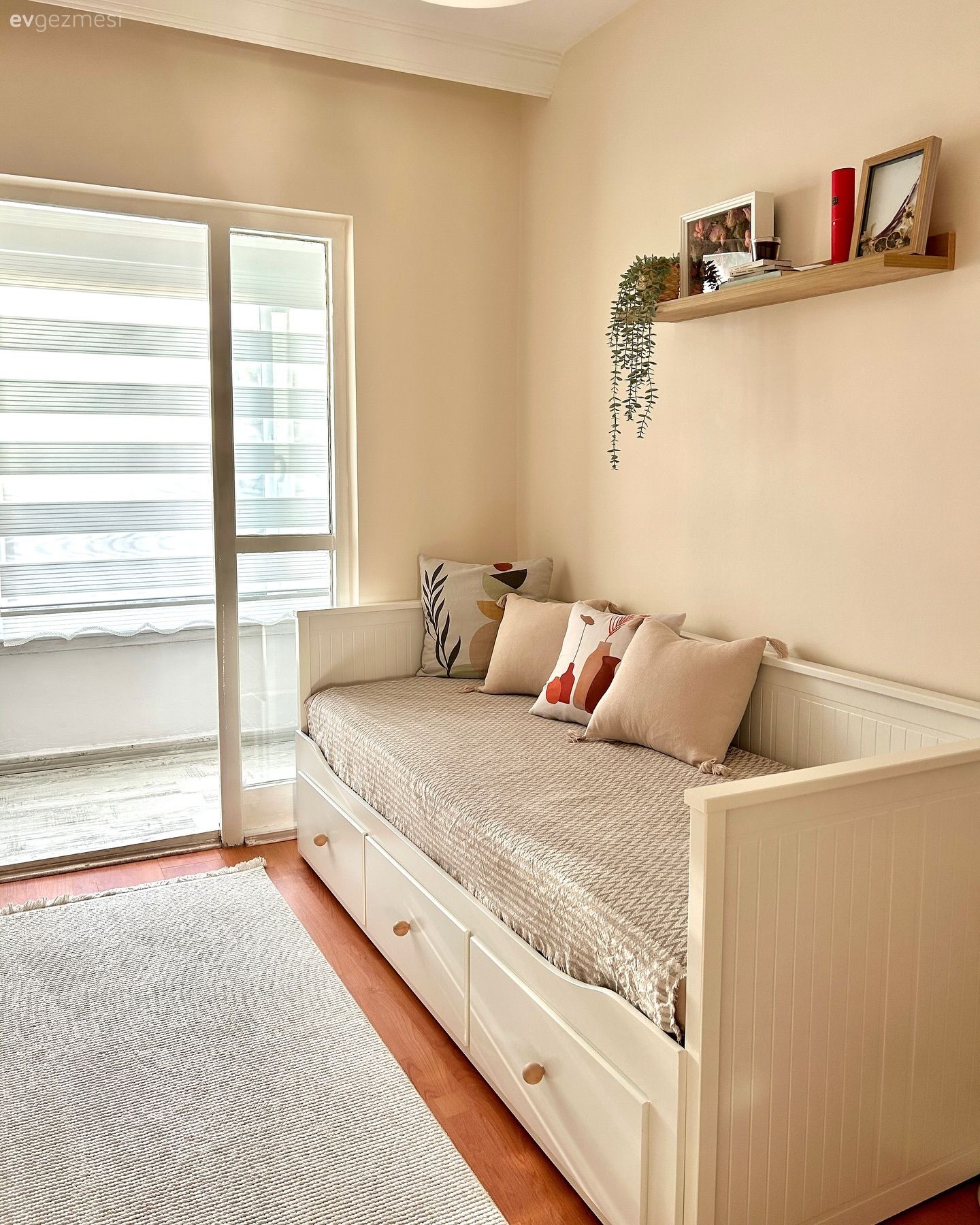 Sedir, Duvar rafı, Duvar dekorasyonu, Kırlent, Ev tekstili, Halı