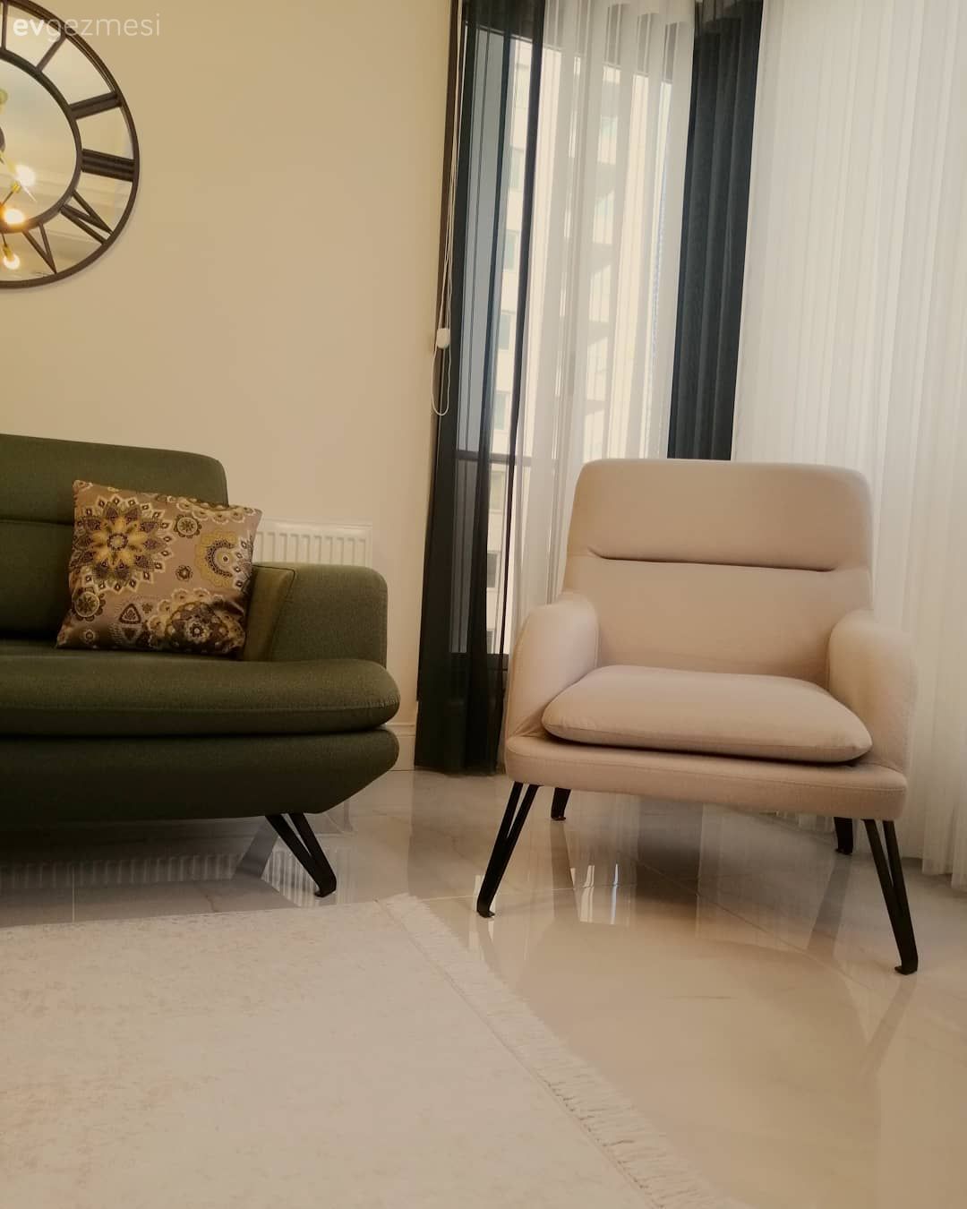 Yeşil, Krem, Kırlent, Ev tekstili, Metal duvar saati, Ayna, Fon perde, Perde