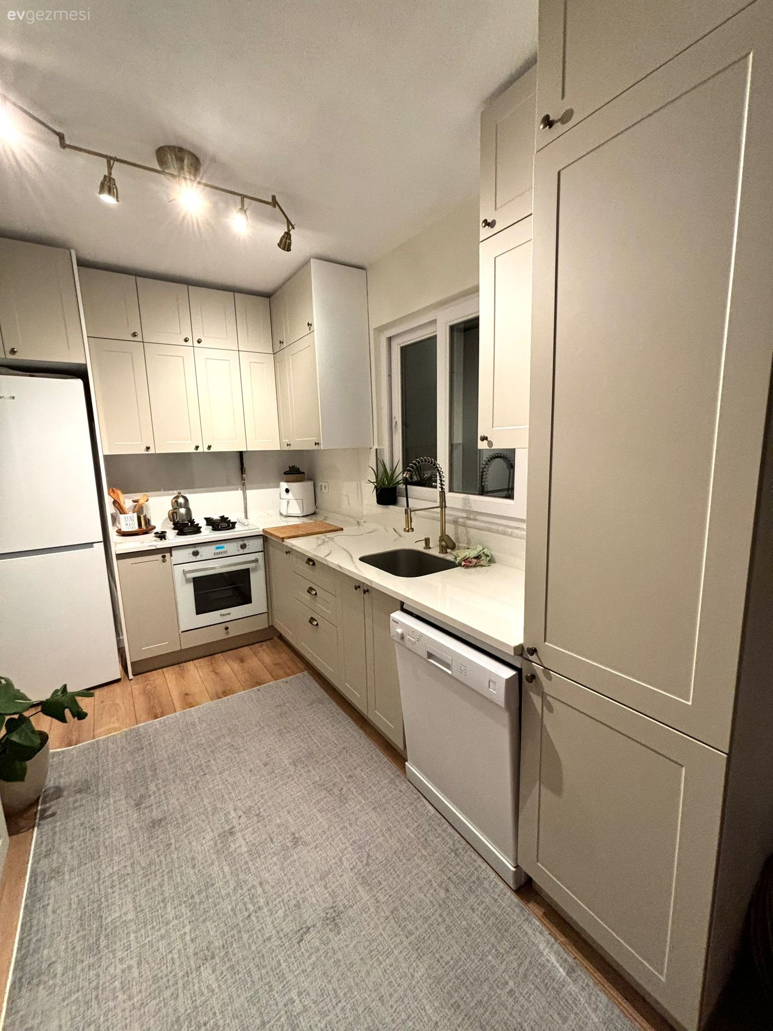 Üç Tarafı Dolapla Çevrili Bu Mutfağı Açık Dolaplar Ferahlatmış!