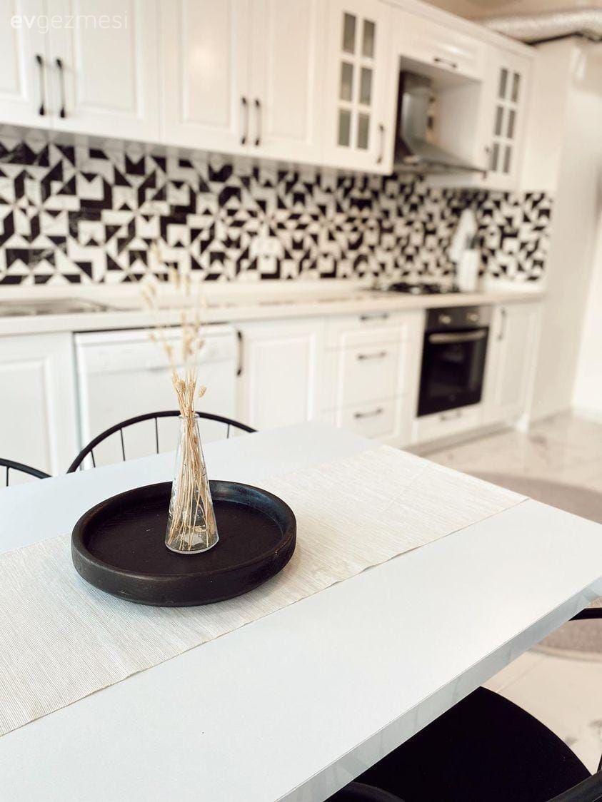 Beyaz, Siyah, Mutfak tezgahı, Mutfak, Mutfak tezgah arası, Tezgah arası seramik, Sandalye, Mutfak masası